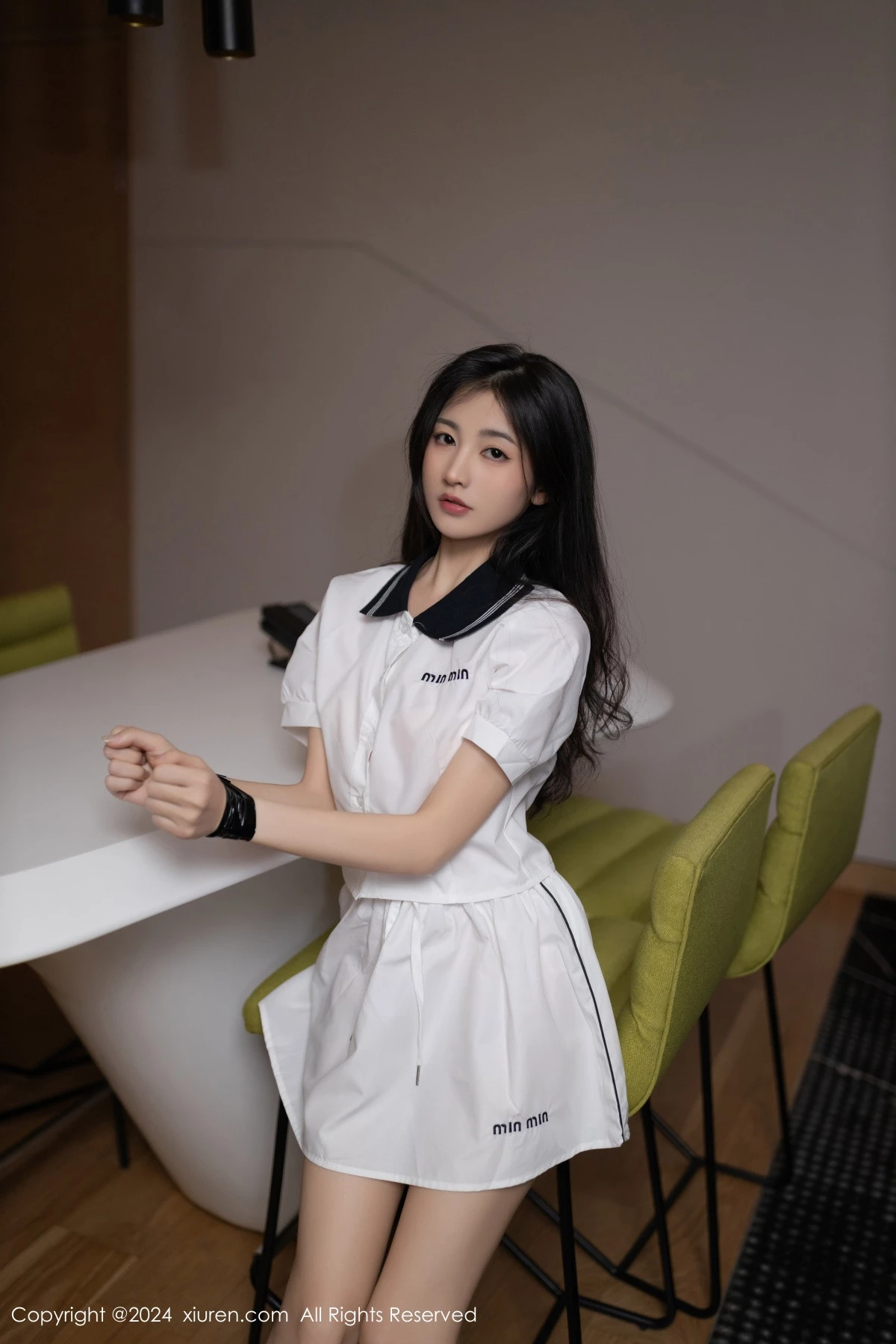 [[XiuRen秀人网]秀人网]No.8793_模特鱼尾fish性感白色短裙套装露粉色内衣秀曼妙身姿迷人写真80P