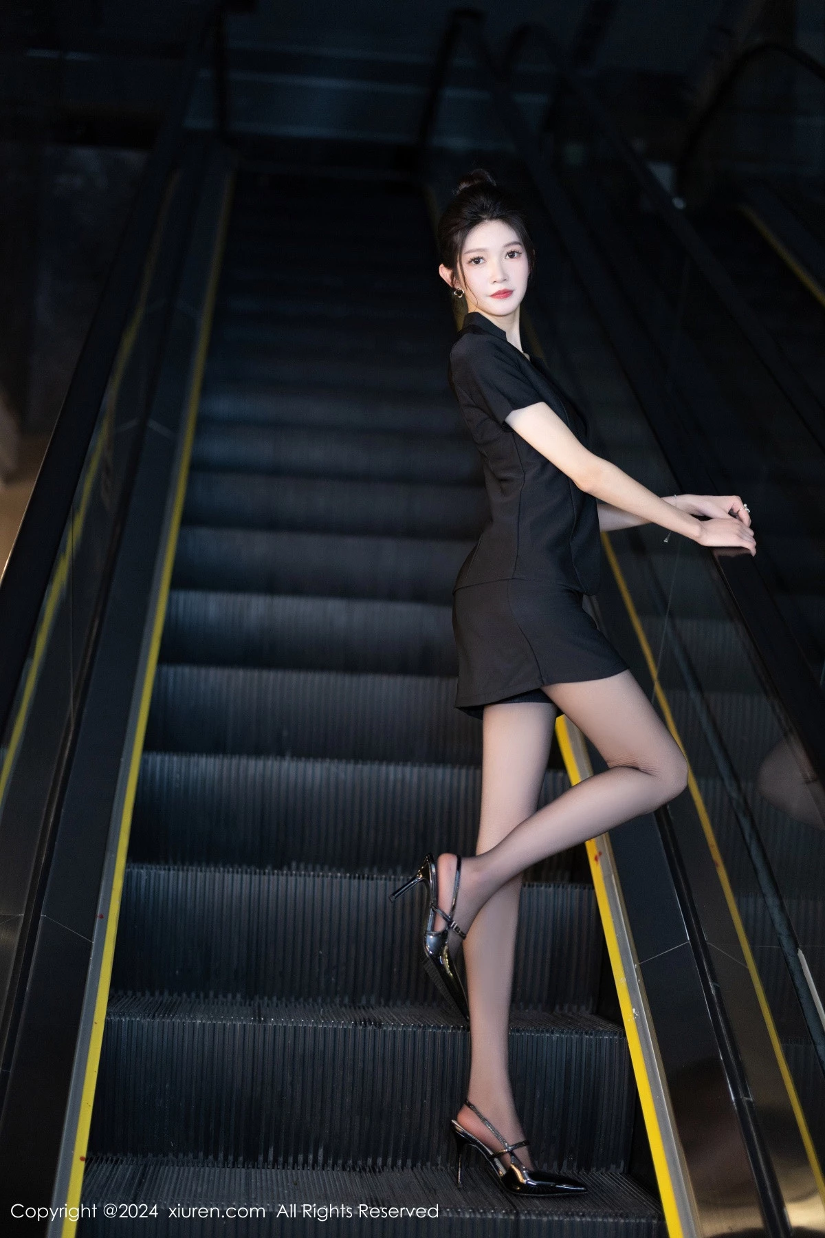 [[XiuRen秀人网]秀人网]No.8791_模特程程程性感黑色OL服饰露黑色蕾丝内衣配黑丝吊袜诱惑写真101P