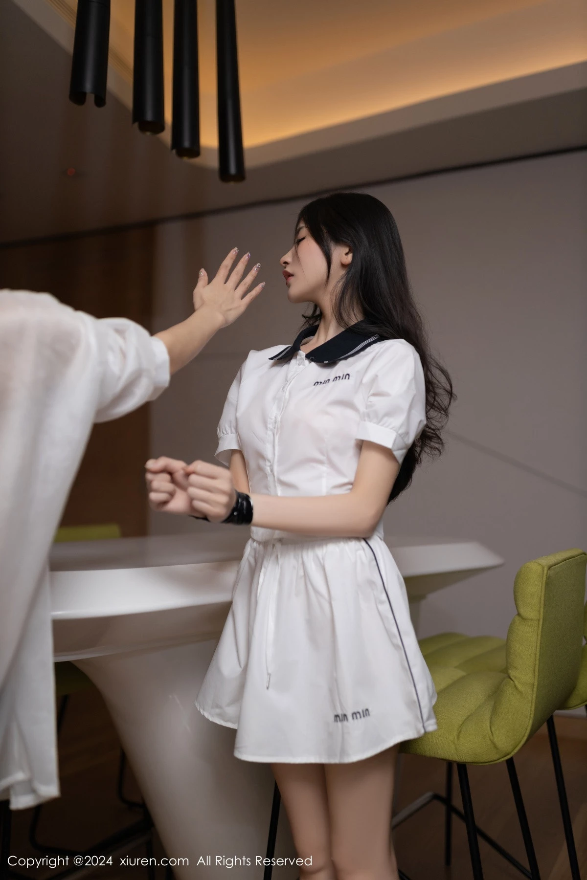 [[XiuRen秀人网]秀人网]No.8793_模特鱼尾fish性感白色短裙套装露粉色内衣秀曼妙身姿迷人写真80P