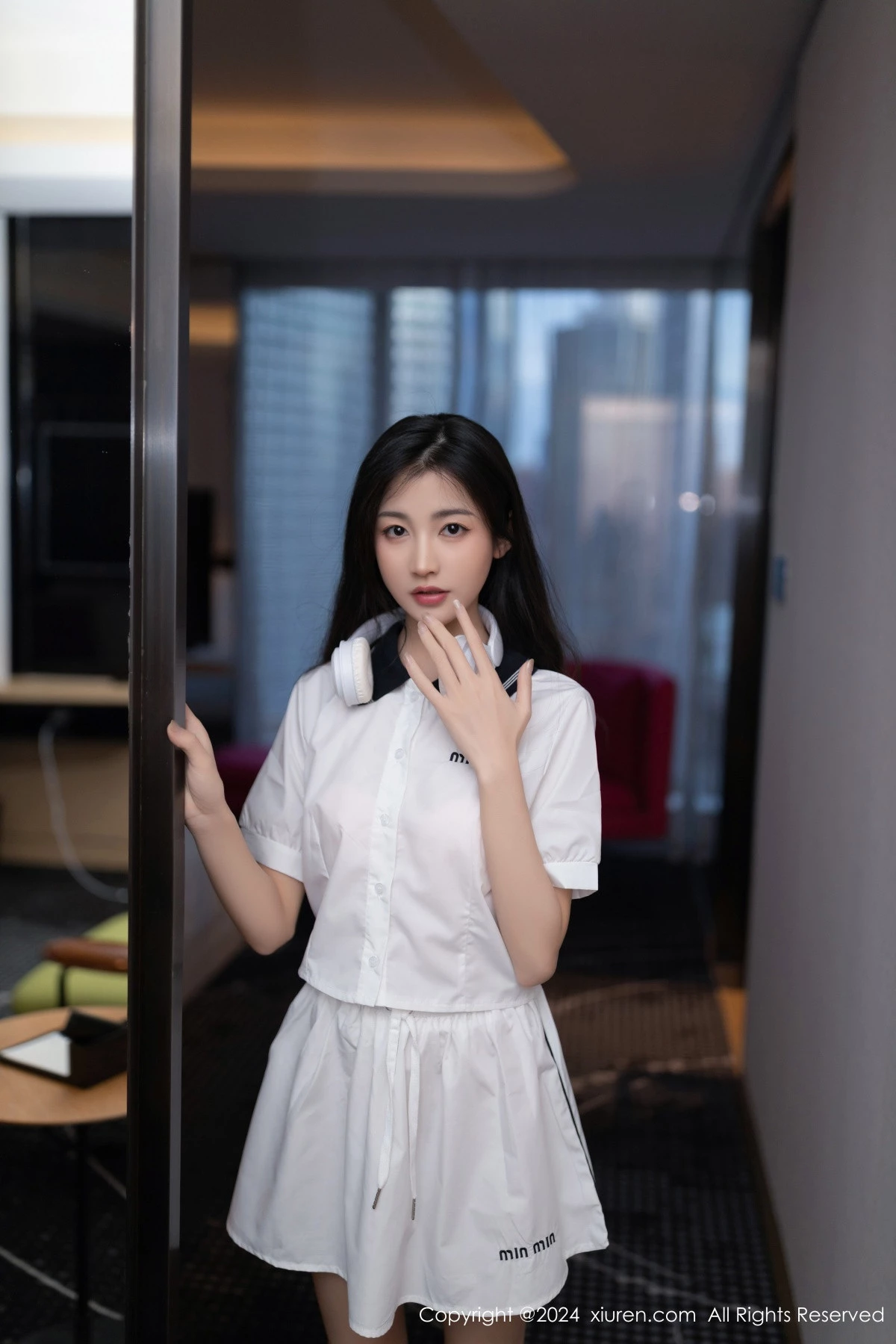 [[XiuRen秀人网]秀人网]No.8793_模特鱼尾fish性感白色短裙套装露粉色内衣秀曼妙身姿迷人写真80P