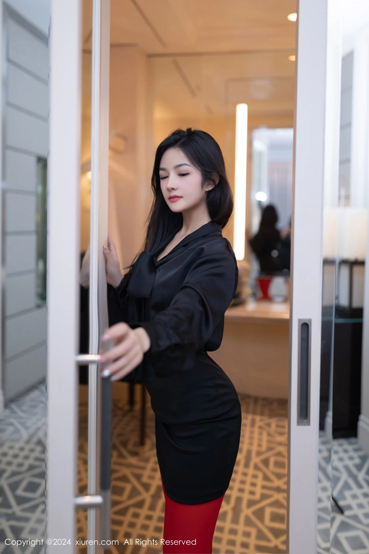 [[XiuRen秀人网]秀人网]No.8801_模特谭小灵性感黑色连衣短裙配红色丝袜秀惹火身材撩人诱惑写真80P