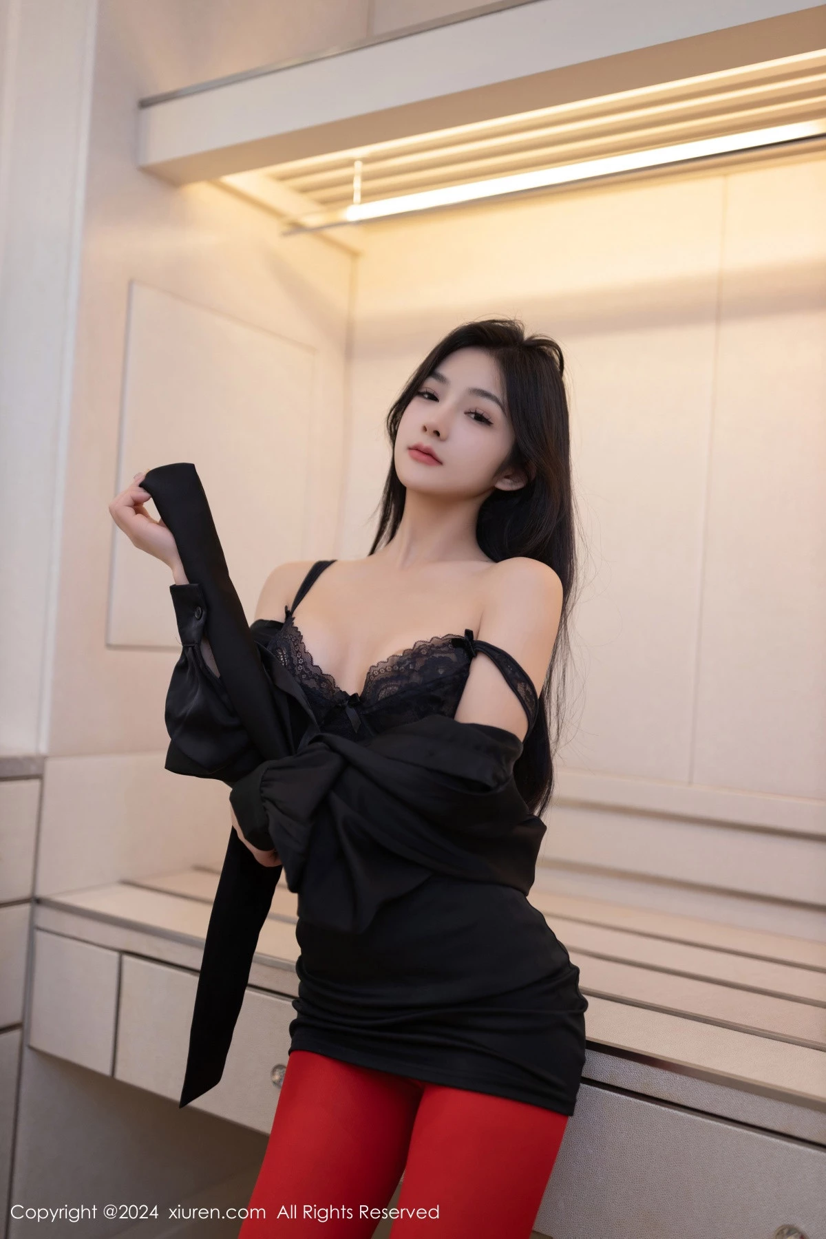 [[XiuRen秀人网]秀人网]No.8801_模特谭小灵性感黑色连衣短裙配红色丝袜秀惹火身材撩人诱惑写真80P