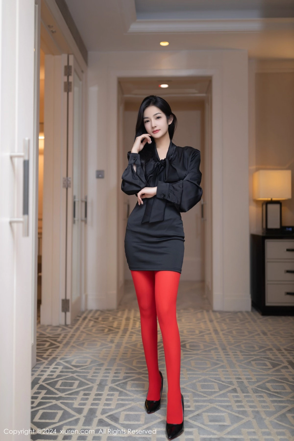 [[XiuRen秀人网]秀人网]No.8801_模特谭小灵性感黑色连衣短裙配红色丝袜秀惹火身材撩人诱惑写真80P