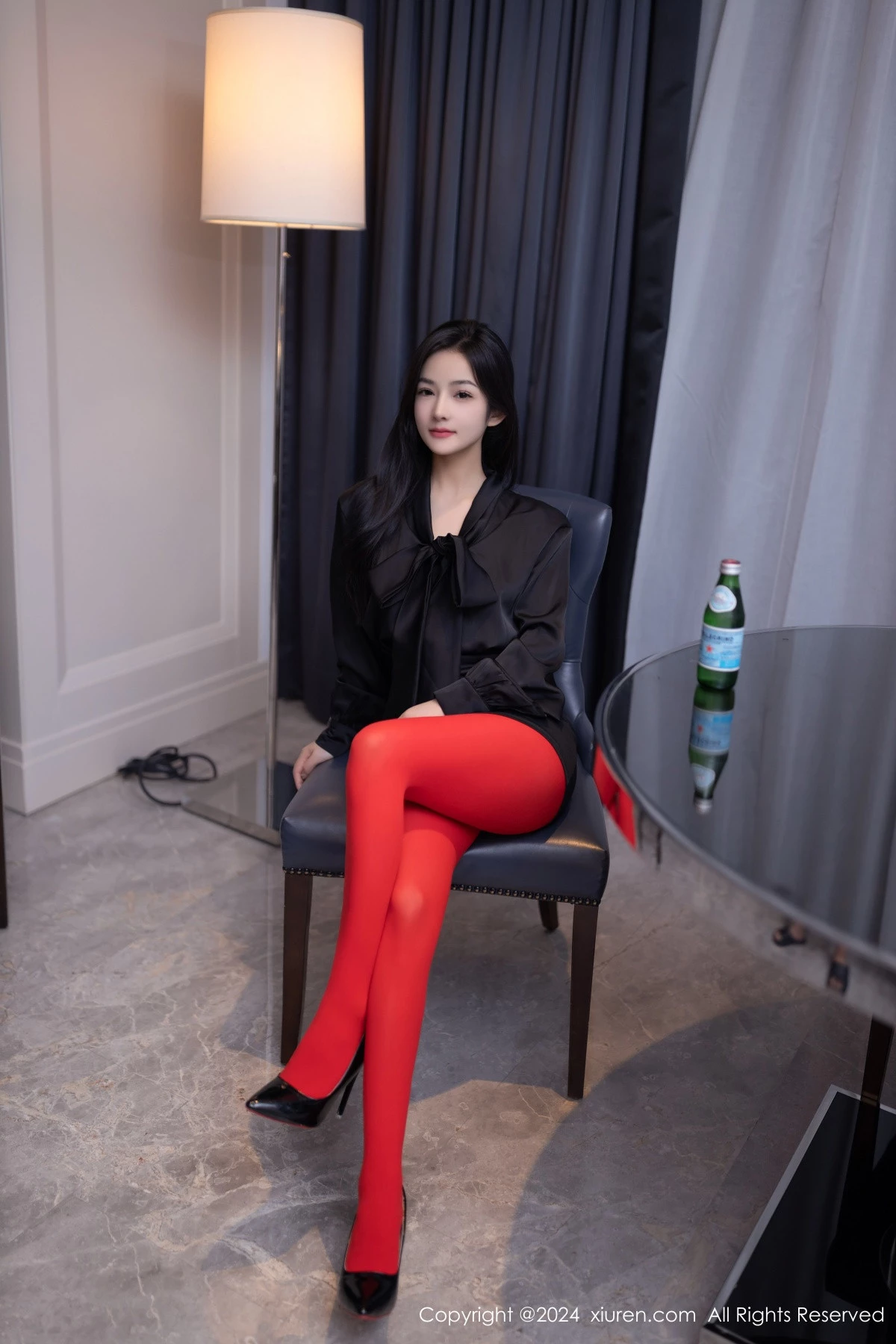 [[XiuRen秀人网]秀人网]No.8801_模特谭小灵性感黑色连衣短裙配红色丝袜秀惹火身材撩人诱惑写真80P