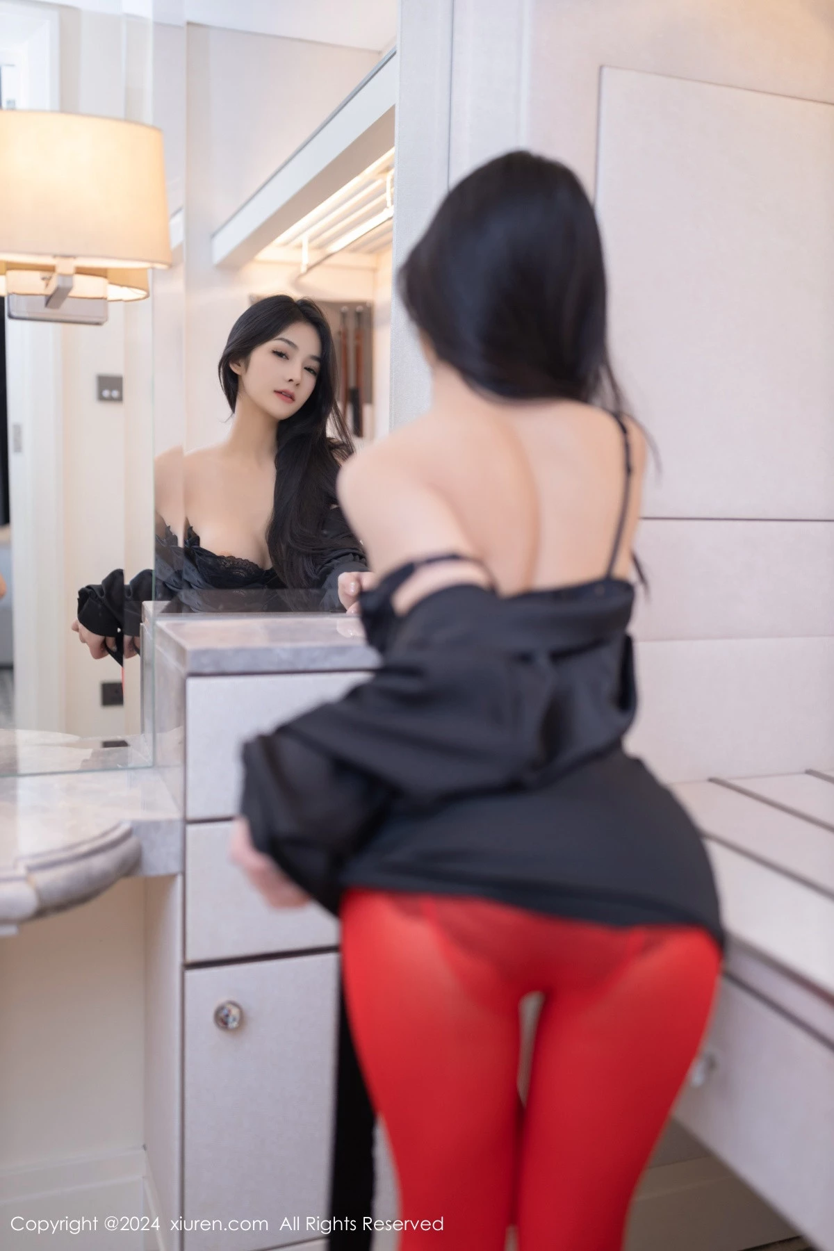 [[XiuRen秀人网]秀人网]No.8801_模特谭小灵性感黑色连衣短裙配红色丝袜秀惹火身材撩人诱惑写真80P