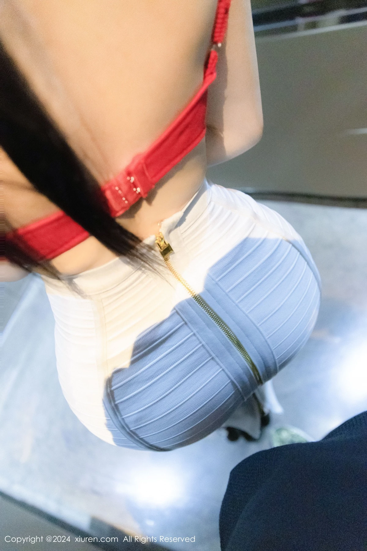 [[XiuRen秀人网]秀人网]No.8794_模特龙雪儿红色情趣内衣配白短裙露超薄肉丝秀白嫩美腿诱惑写真51P