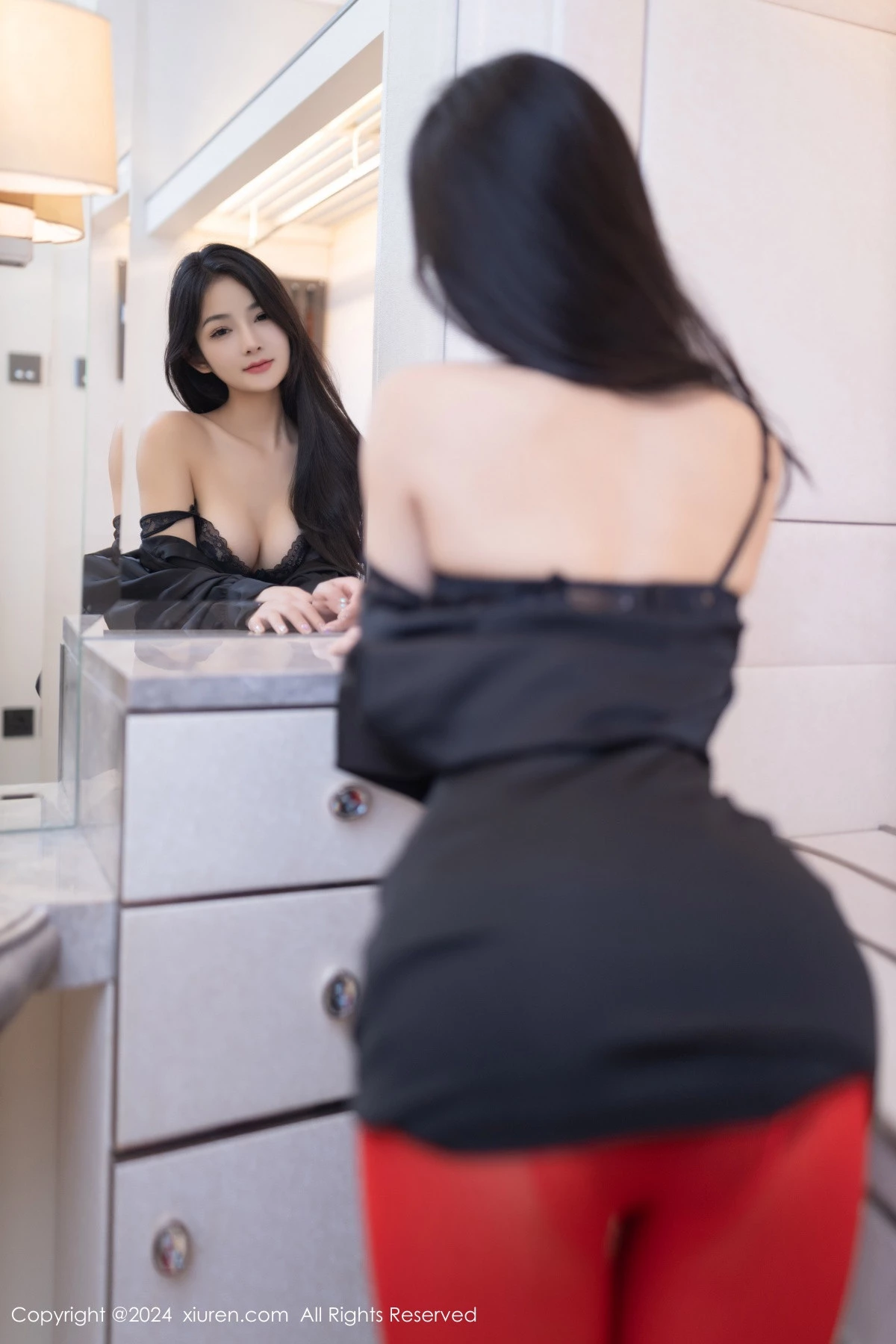 [[XiuRen秀人网]秀人网]No.8801_模特谭小灵性感黑色连衣短裙配红色丝袜秀惹火身材撩人诱惑写真80P