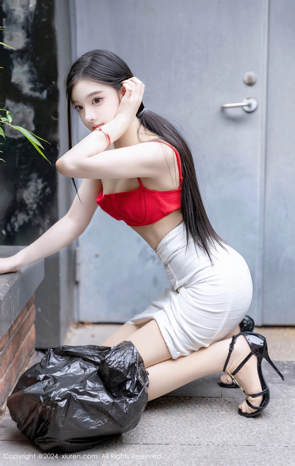 [[XiuRen秀人网]秀人网]No.8794_模特龙雪儿红色情趣内衣配白短裙露超薄肉丝秀白嫩美腿诱惑写真51P