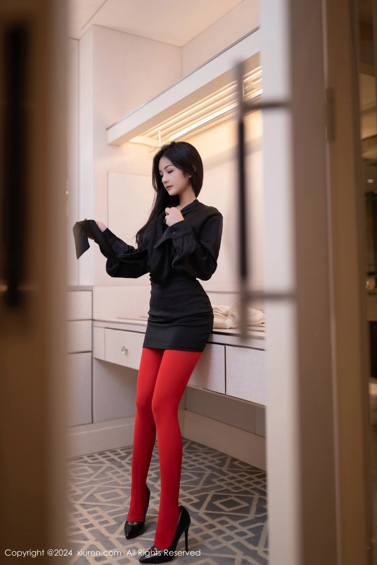[[XiuRen秀人网]秀人网]No.8801_模特谭小灵性感黑色连衣短裙配红色丝袜秀惹火身材撩人诱惑写真80P