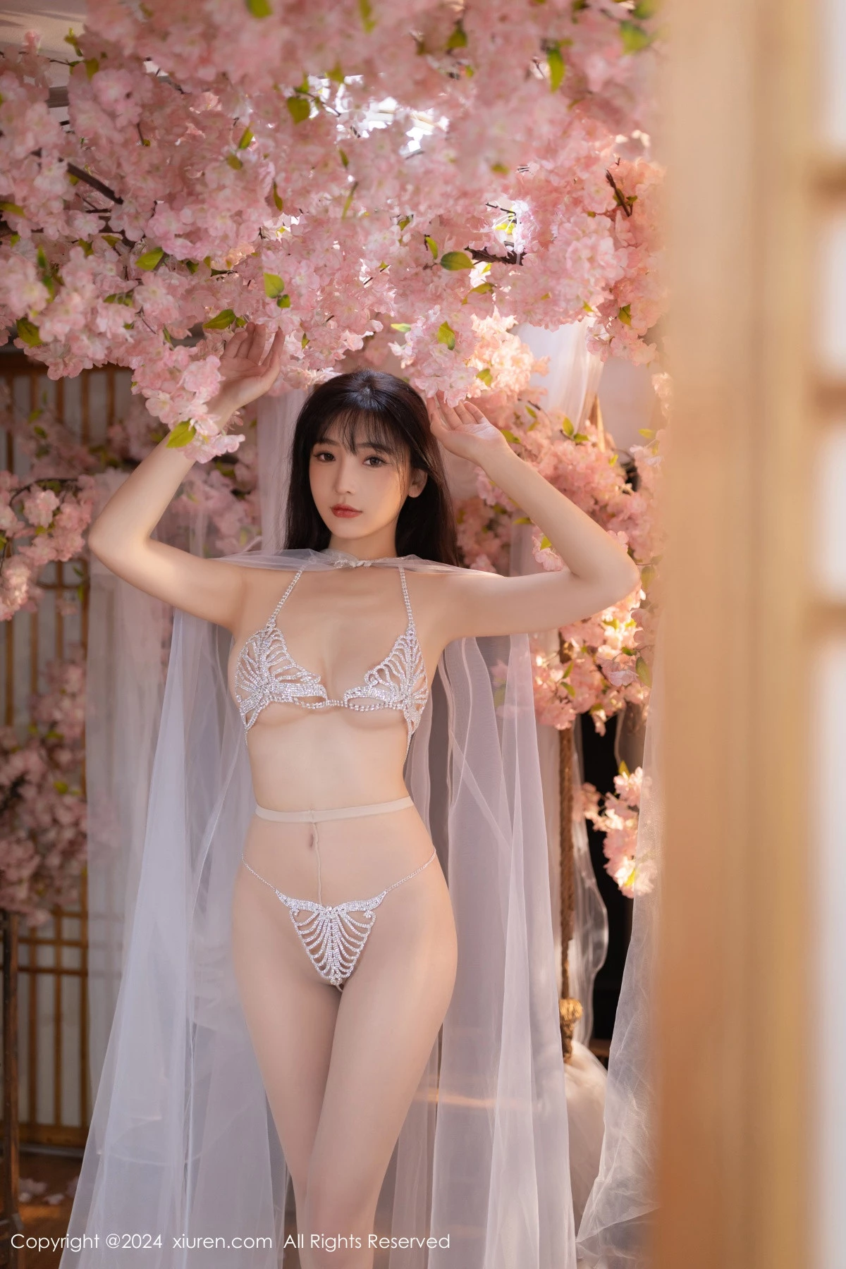 [[XiuRen秀人网]秀人网]No.8807_模特陆萱萱性感白色轻透网纱配白色珍珠内衣秀惹火身材诱惑写真80P