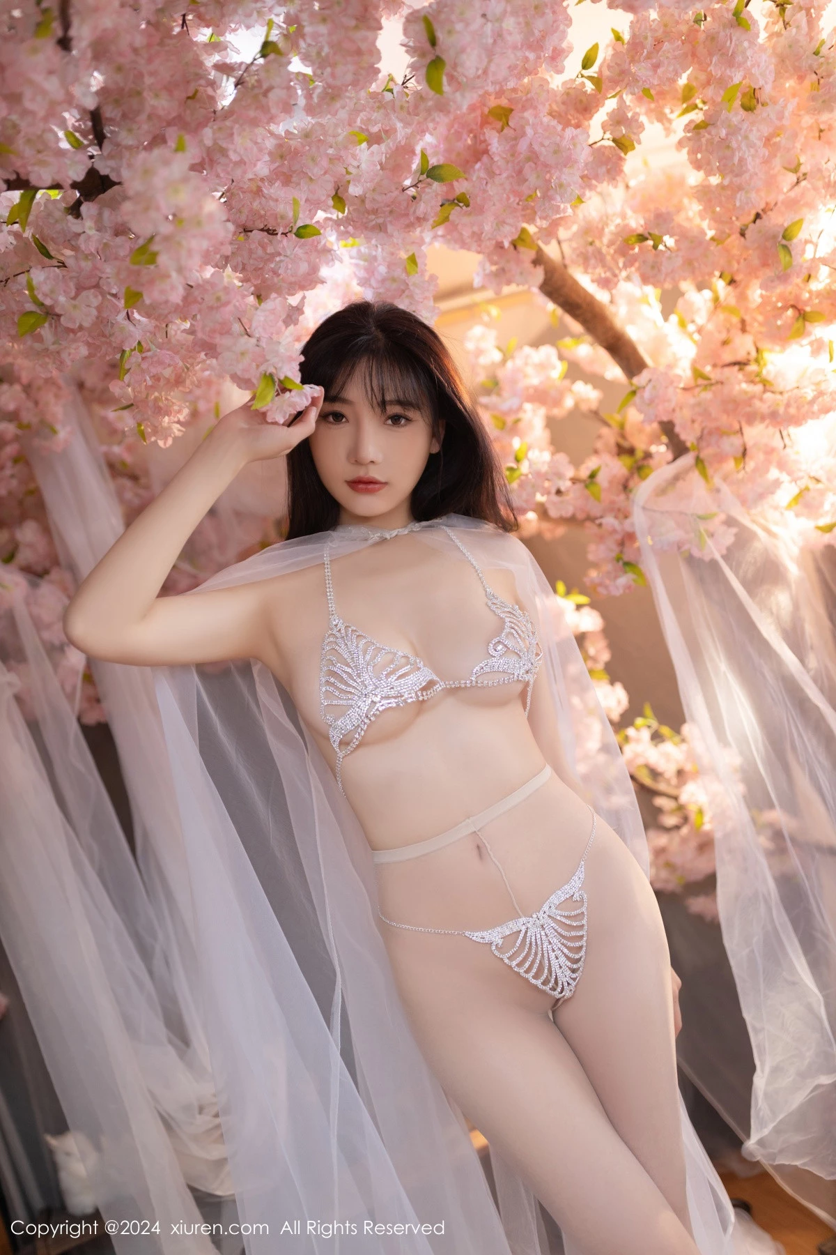 [[XiuRen秀人网]秀人网]No.8807_模特陆萱萱性感白色轻透网纱配白色珍珠内衣秀惹火身材诱惑写真80P