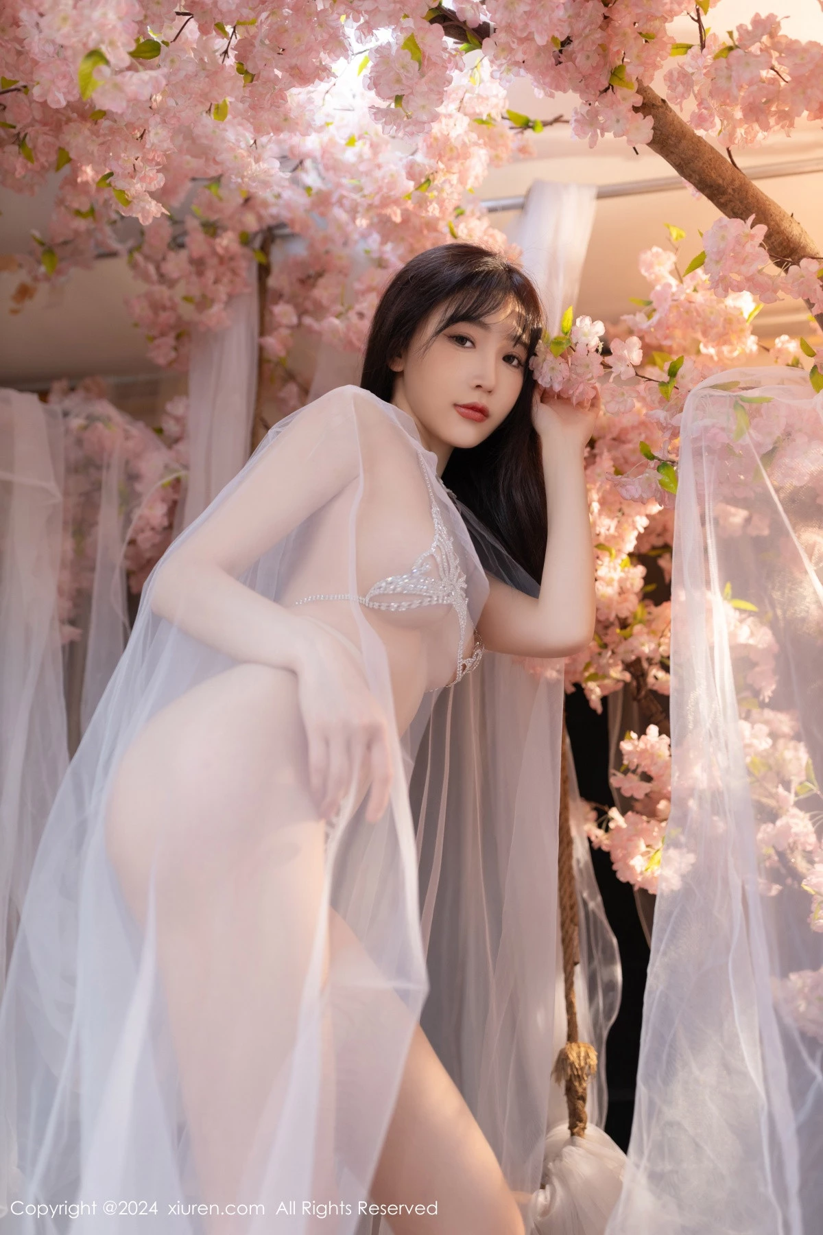 [[XiuRen秀人网]秀人网]No.8807_模特陆萱萱性感白色轻透网纱配白色珍珠内衣秀惹火身材诱惑写真80P