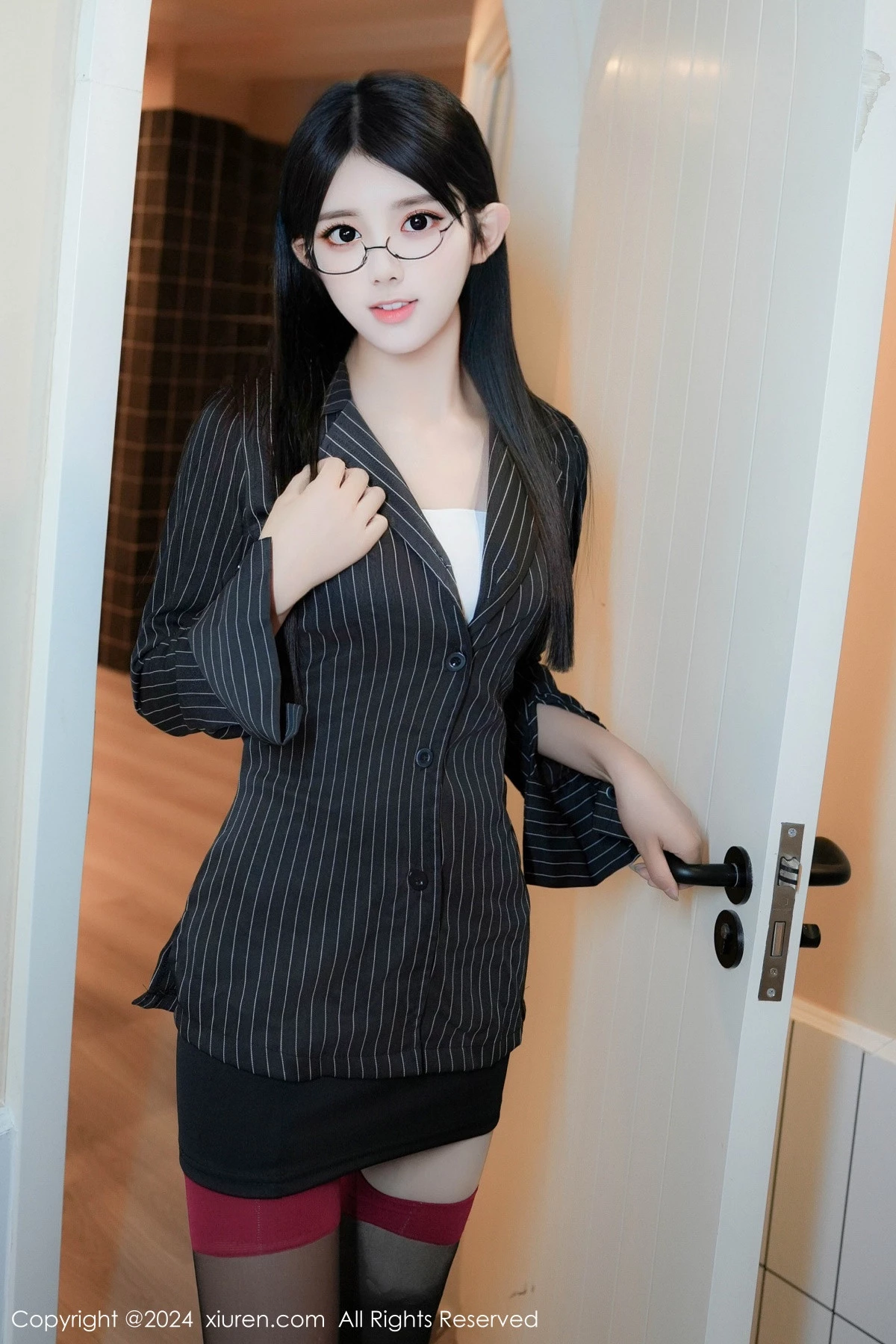 [[XiuRen秀人网]秀人网]No.8802_模特美少女@性感黑色OL服饰露白色内衣配黑丝吊袜撩人诱惑写真82P