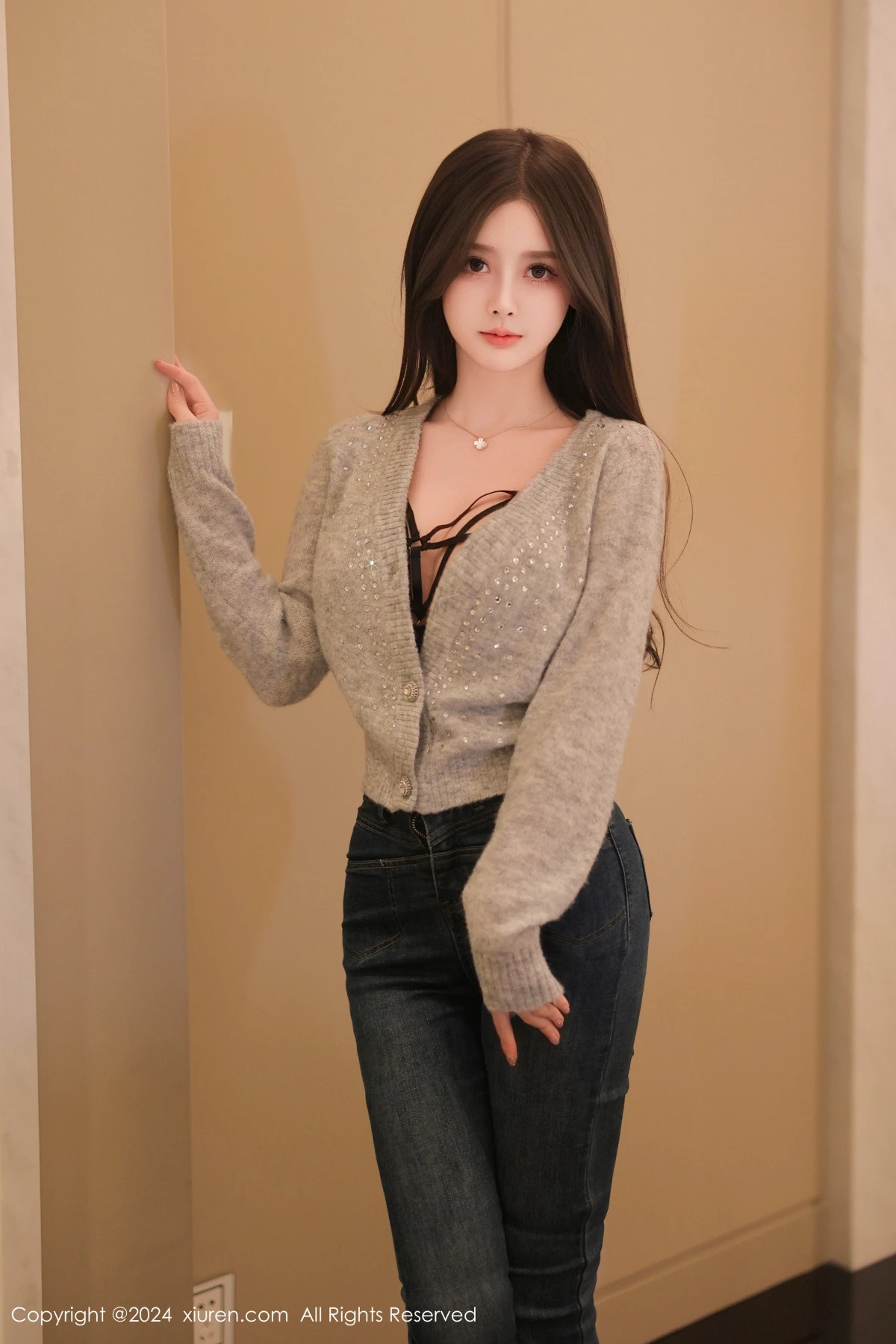 [[XiuRen秀人网]秀人网]No.8806_模特奶喵喵灰色上衣露性感黑色蕾丝情趣内衣秀丰满身材诱惑写真81P