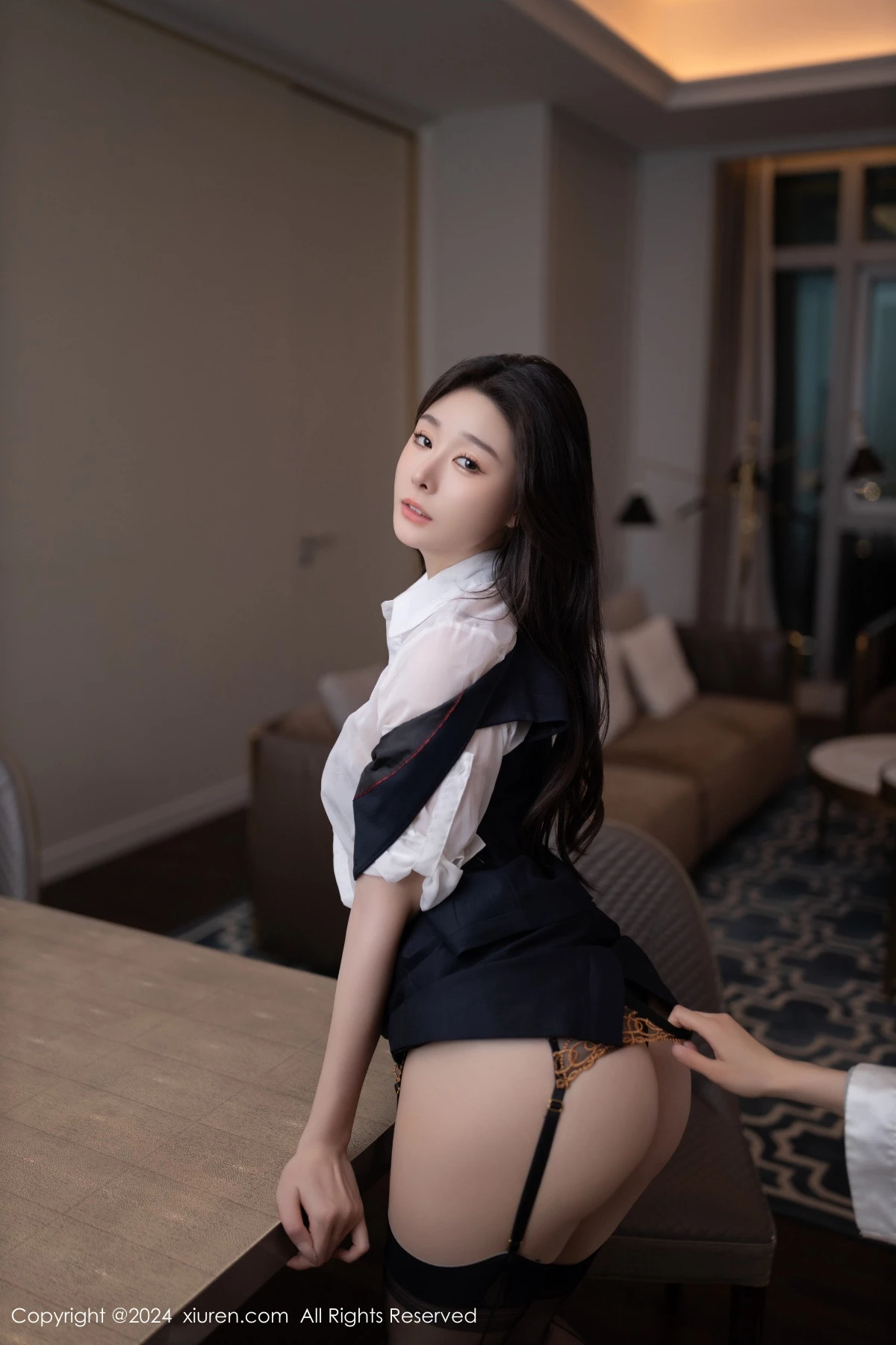 [[XiuRen秀人网]秀人网]No.8808_模特小逗逗性感白色OL服饰露黑色内衣配黑丝吊袜秀美腿诱惑写真80P