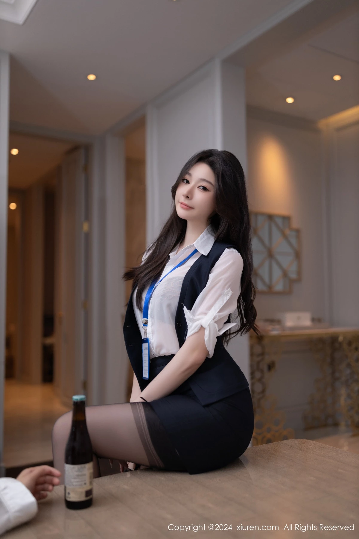 [[XiuRen秀人网]秀人网]No.8808_模特小逗逗性感白色OL服饰露黑色内衣配黑丝吊袜秀美腿诱惑写真80P