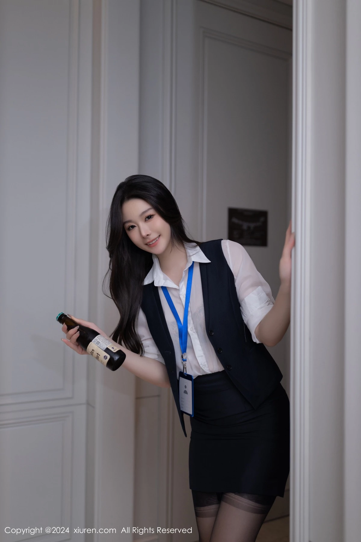 [[XiuRen秀人网]秀人网]No.8808_模特小逗逗性感白色OL服饰露黑色内衣配黑丝吊袜秀美腿诱惑写真80P