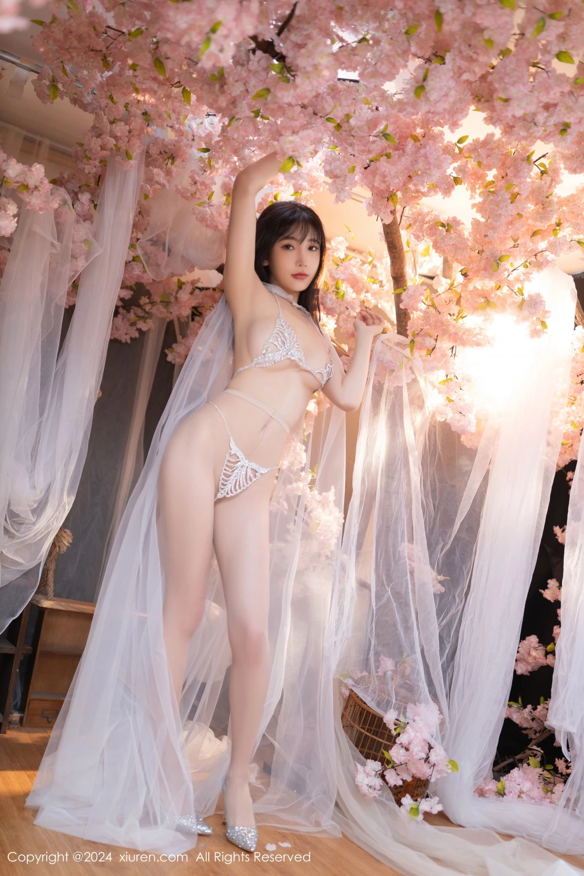 [[XiuRen秀人网]秀人网]No.8807_模特陆萱萱性感白色轻透网纱配白色珍珠内衣秀惹火身材诱惑写真80P