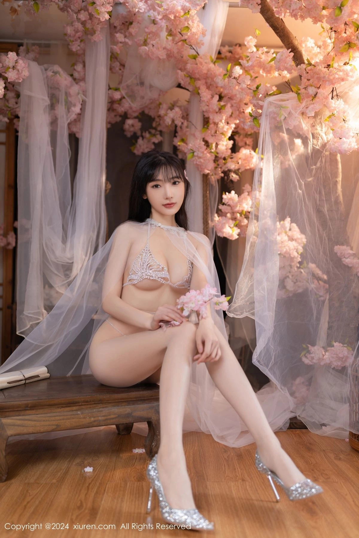 [[XiuRen秀人网]秀人网]No.8807_模特陆萱萱性感白色轻透网纱配白色珍珠内衣秀惹火身材诱惑写真80P