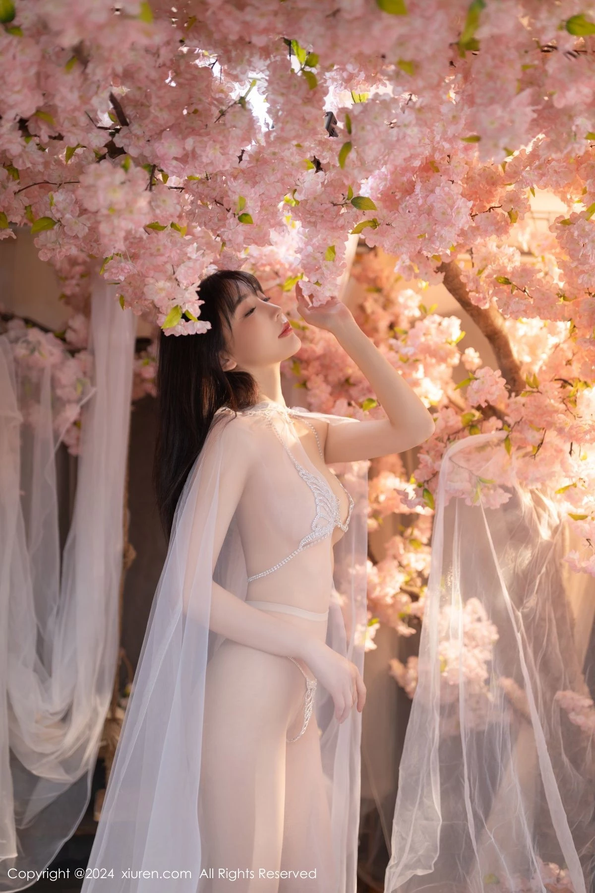 [[XiuRen秀人网]秀人网]No.8807_模特陆萱萱性感白色轻透网纱配白色珍珠内衣秀惹火身材诱惑写真80P