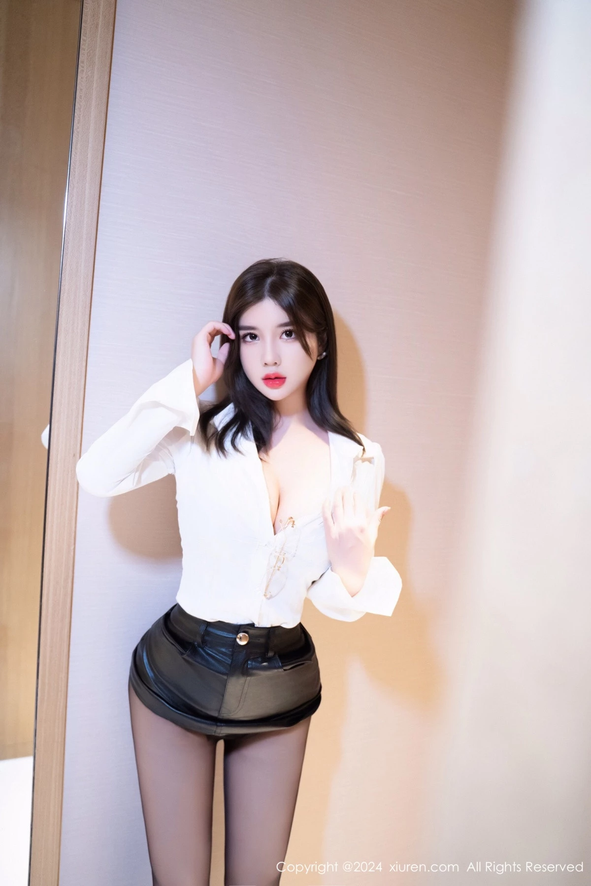 [[XiuRen秀人网]秀人网]No.8710_模特周jojobaby性感白T配黑短裙露黑色内衣秀丰满身材诱惑写真81P