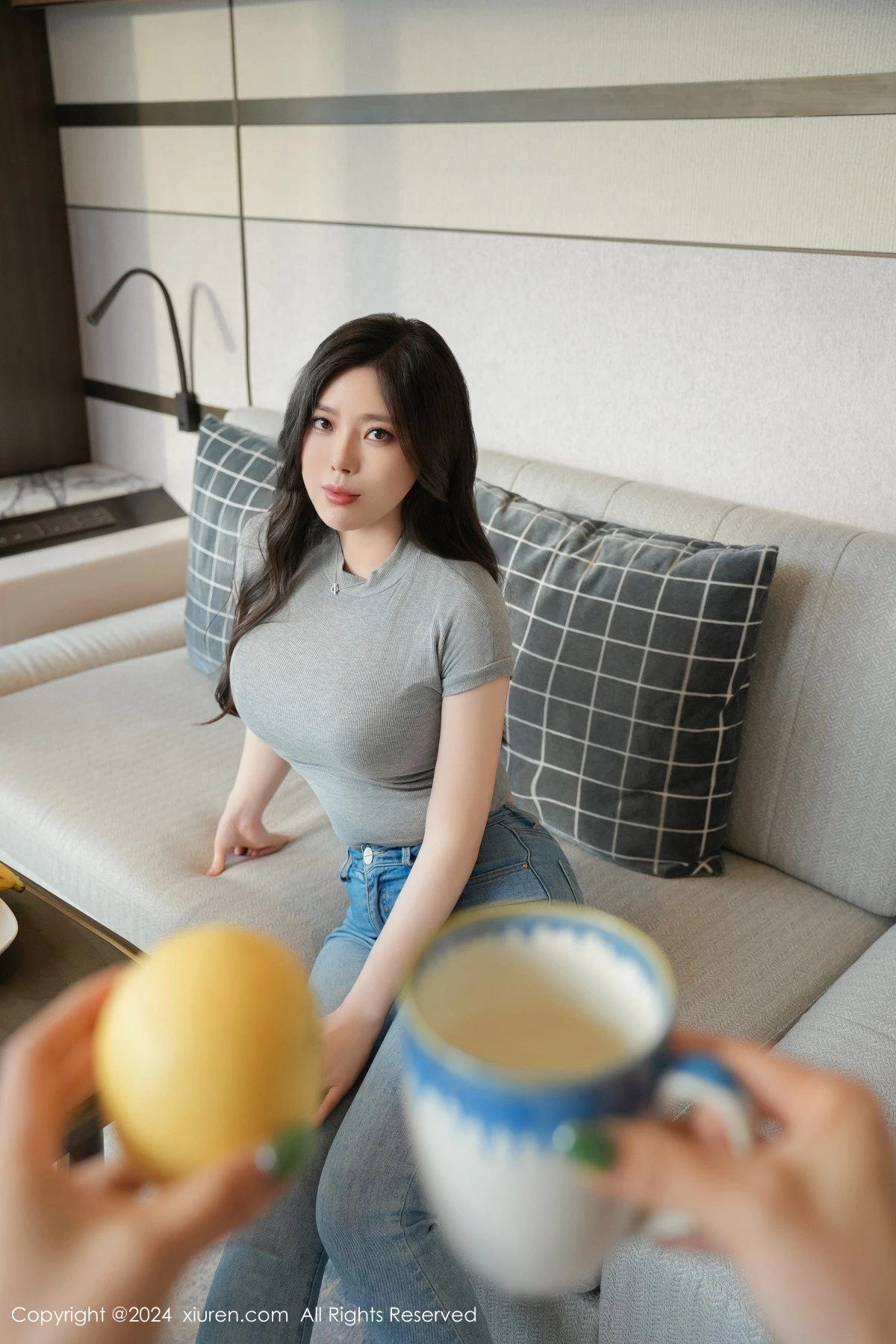 [[XiuRen秀人网]秀人网]No.8711_模特白茹雪灰上衣露性感红色内衣配超薄灰丝秀丰腴身材诱惑写真85P