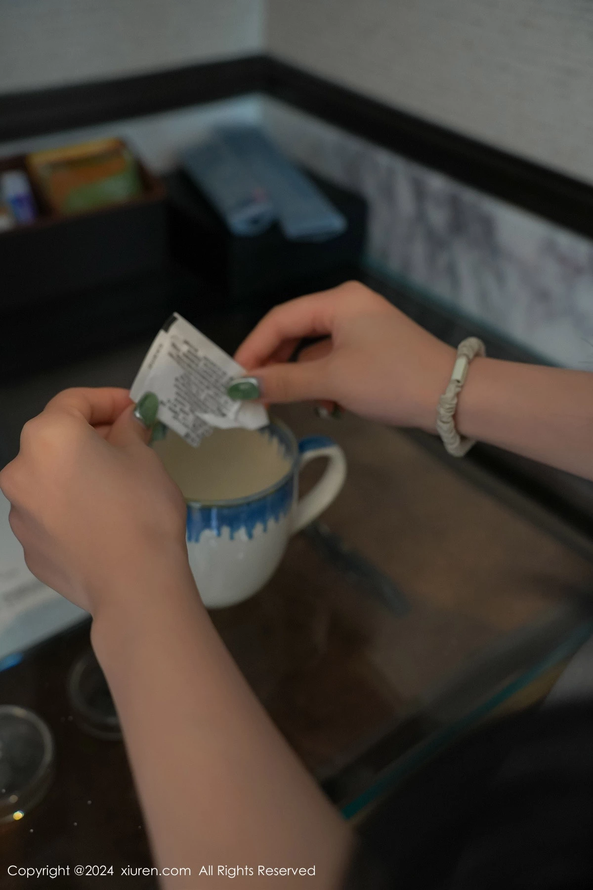 [[XiuRen秀人网]秀人网]No.8711_模特白茹雪灰上衣露性感红色内衣配超薄灰丝秀丰腴身材诱惑写真85P