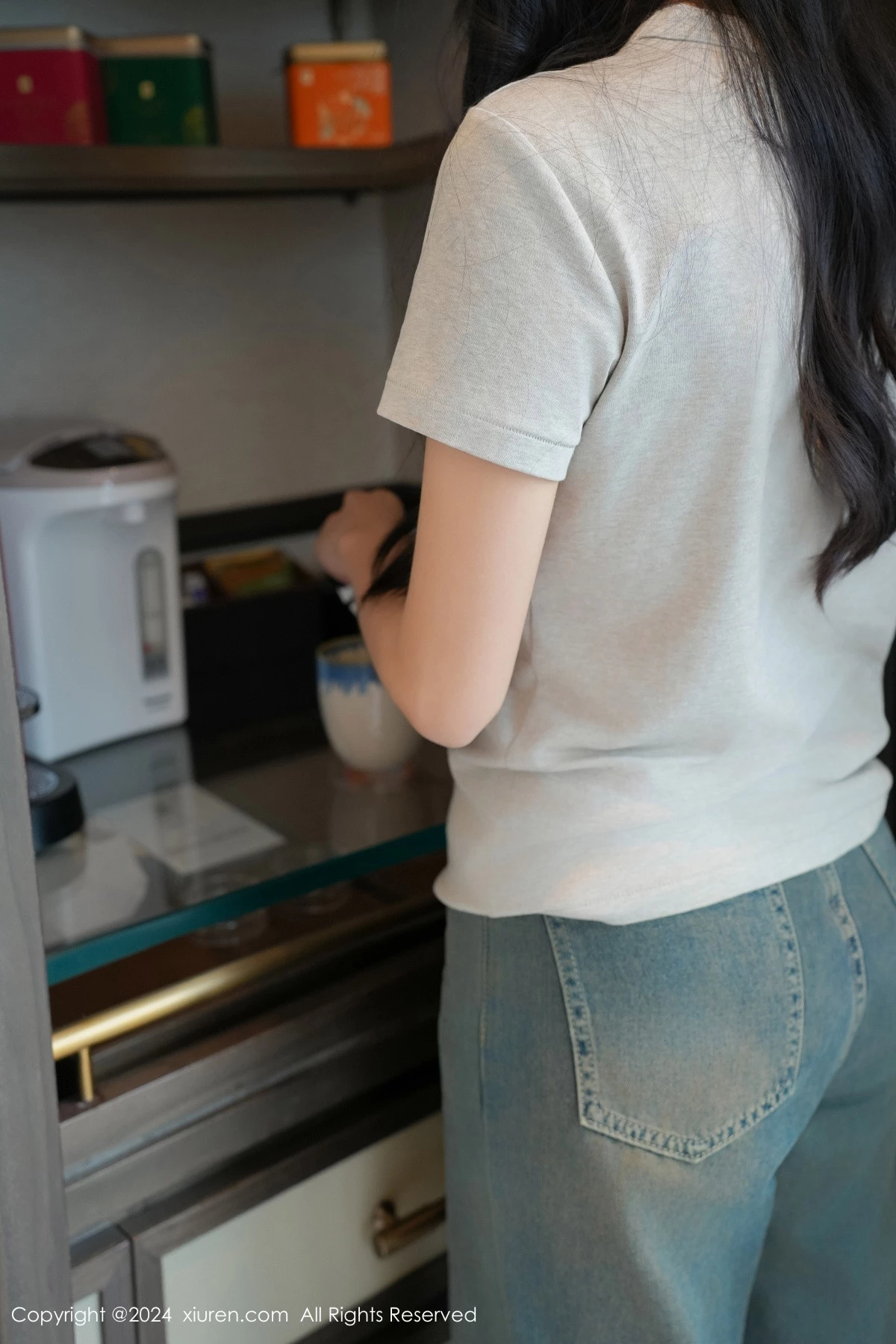 [[XiuRen秀人网]秀人网]No.8711_模特白茹雪灰上衣露性感红色内衣配超薄灰丝秀丰腴身材诱惑写真85P