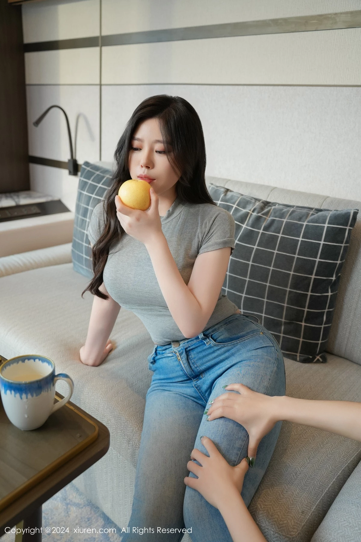 [[XiuRen秀人网]秀人网]No.8711_模特白茹雪灰上衣露性感红色内衣配超薄灰丝秀丰腴身材诱惑写真85P