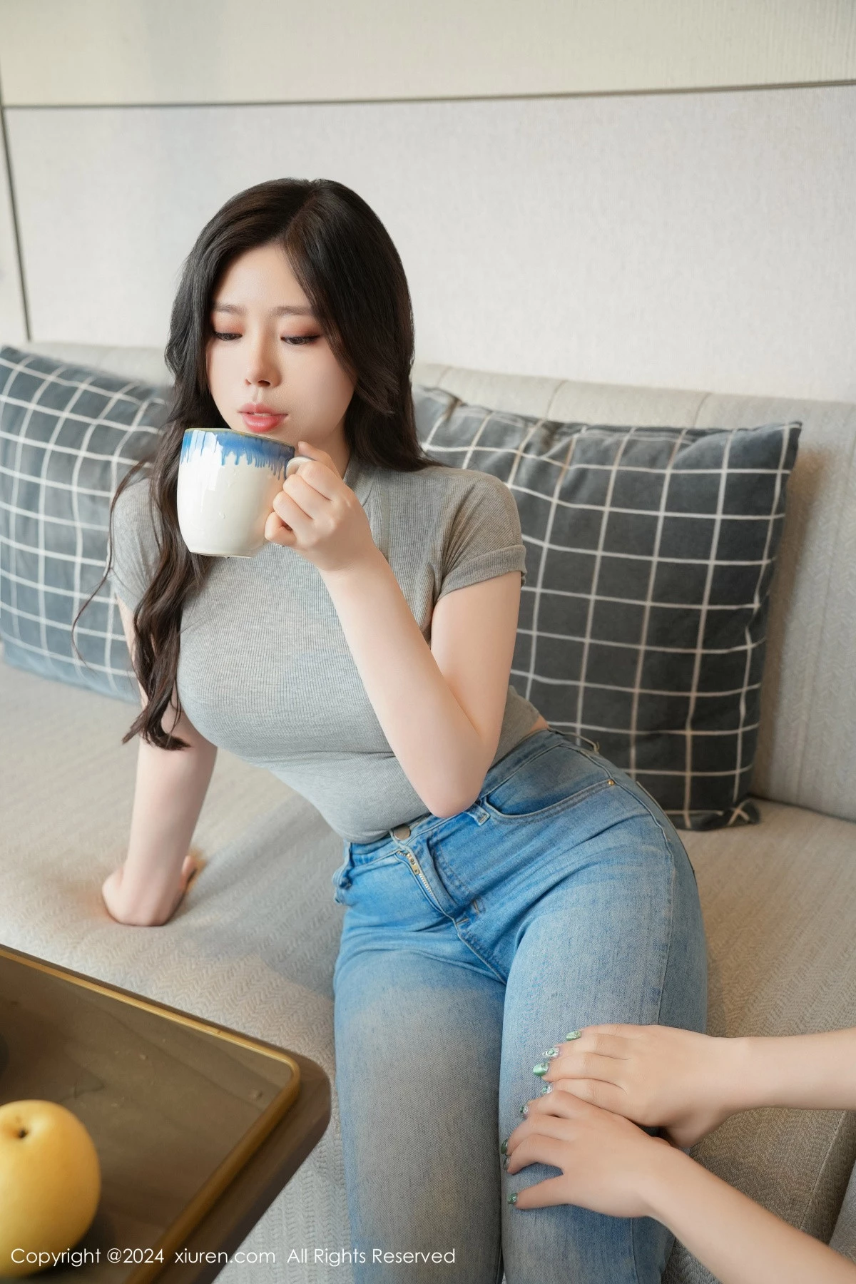 [[XiuRen秀人网]秀人网]No.8711_模特白茹雪灰上衣露性感红色内衣配超薄灰丝秀丰腴身材诱惑写真85P