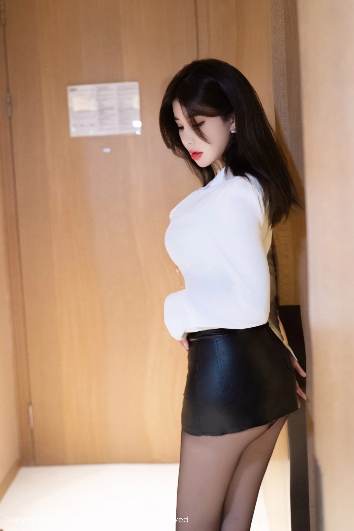 [[XiuRen秀人网]秀人网]No.8710_模特周jojobaby性感白T配黑短裙露黑色内衣秀丰满身材诱惑写真81P