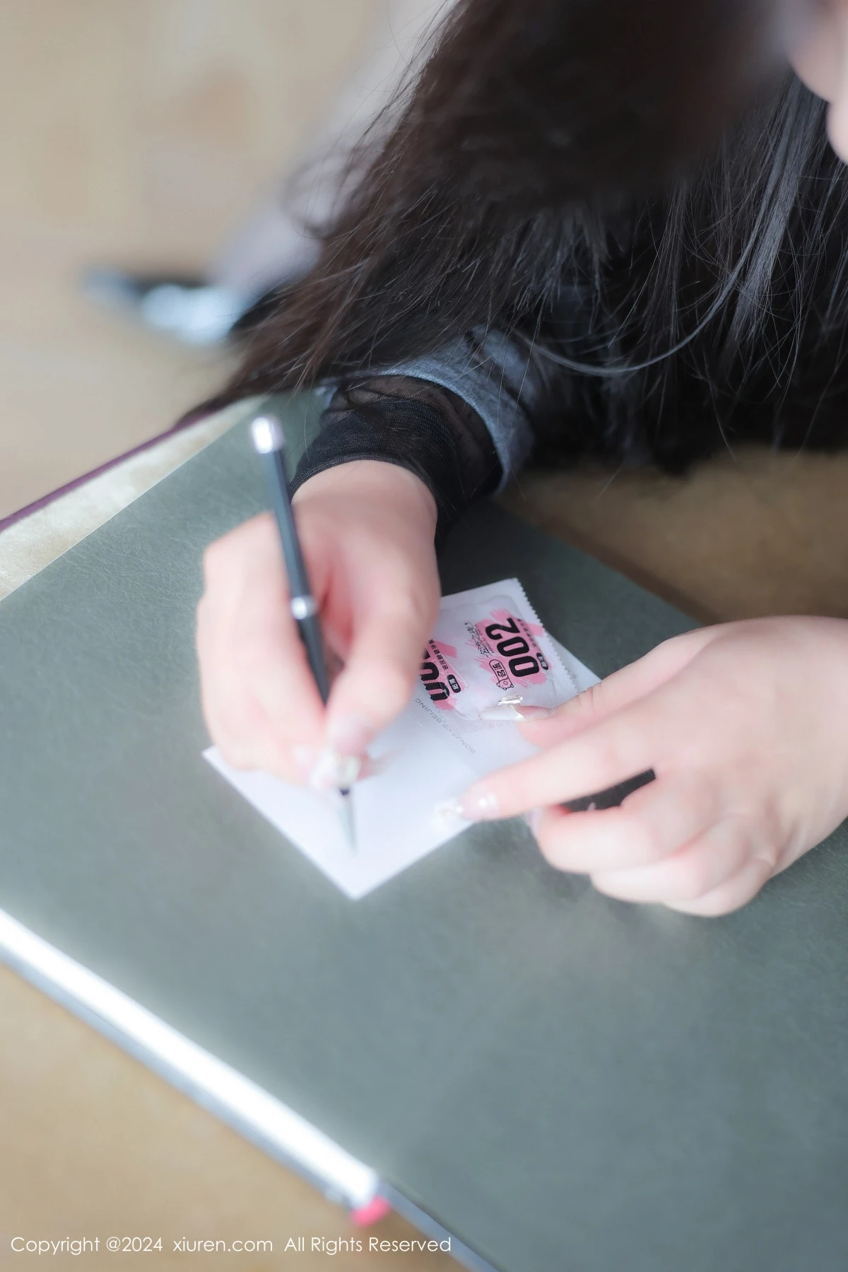 [[XiuRen秀人网]秀人网]No.8712_模特王婉悠Queen性感灰色西服露情趣内衣秀惹火身材诱惑写真82P