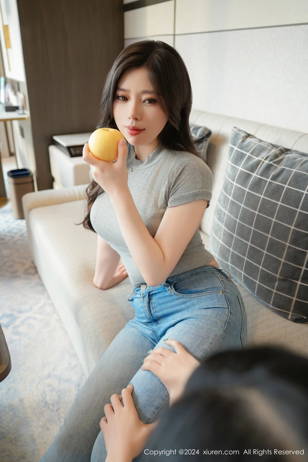 [[XiuRen秀人网]秀人网]No.8711_模特白茹雪灰上衣露性感红色内衣配超薄灰丝秀丰腴身材诱惑写真85P