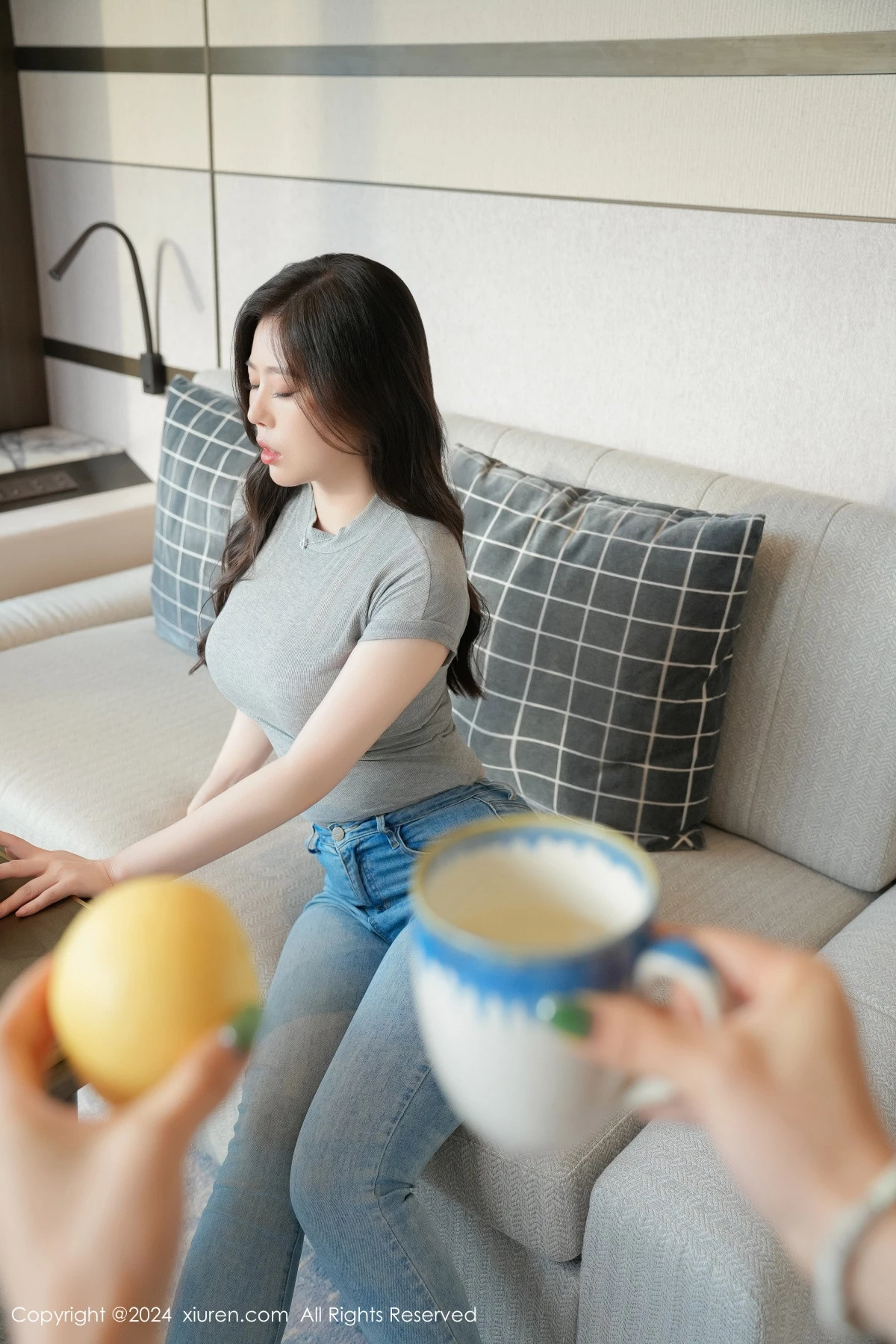 [[XiuRen秀人网]秀人网]No.8711_模特白茹雪灰上衣露性感红色内衣配超薄灰丝秀丰腴身材诱惑写真85P