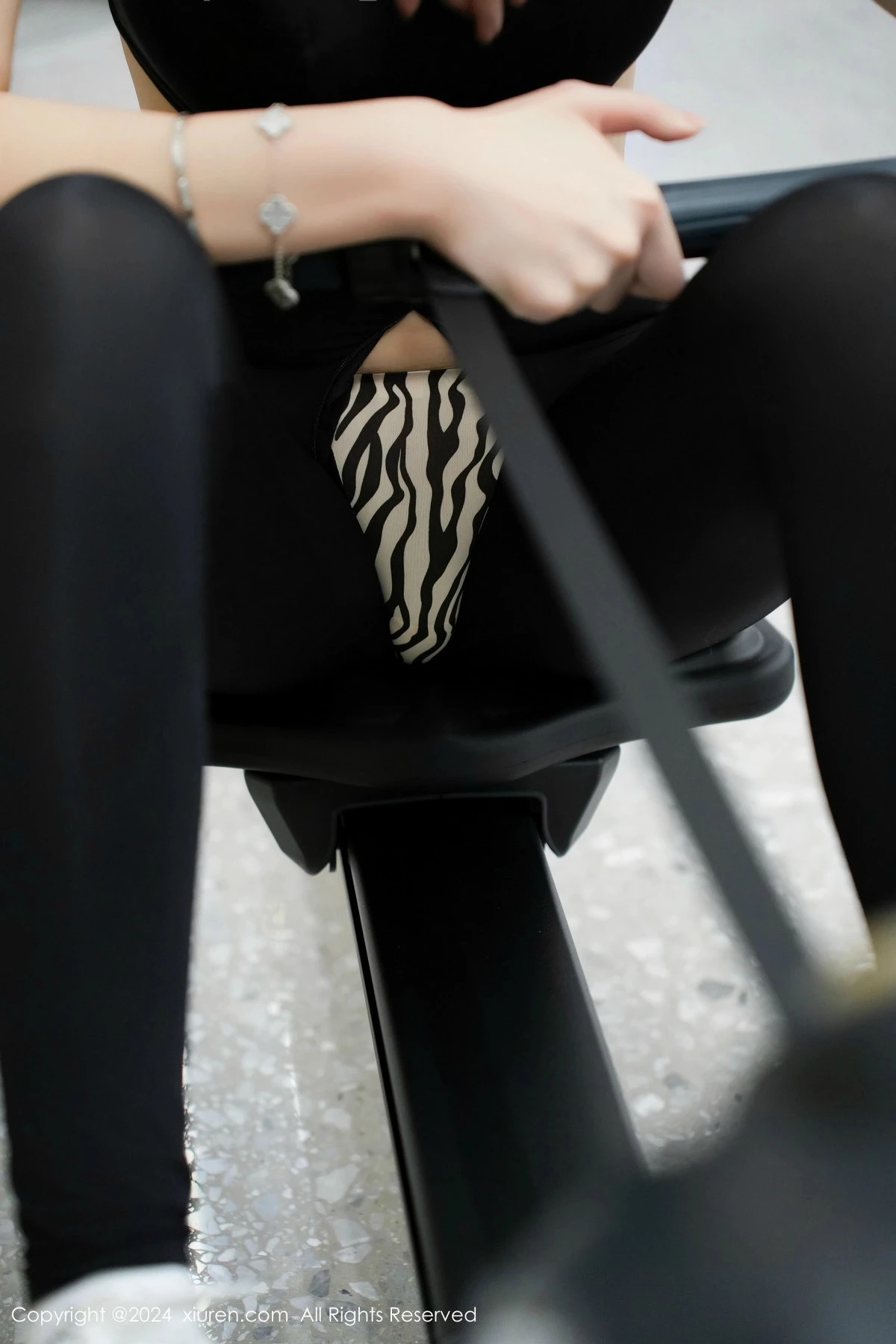 [[XiuRen秀人网]秀人网]No.8810_女神Carol周妍希性感黑色运动套装配超薄黑丝秀完美身材诱惑写真100P