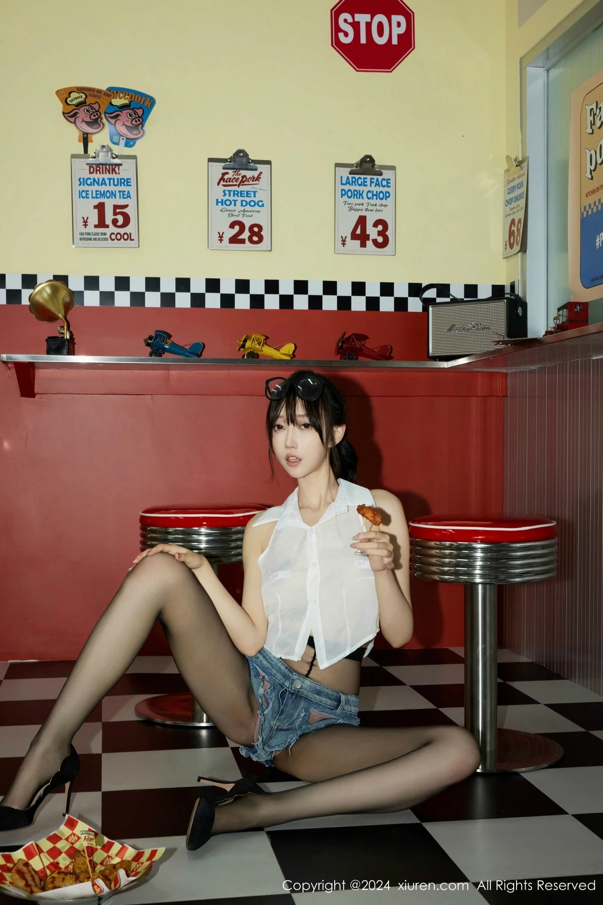 [[XiuRen秀人网]秀人网]No.8811_模特玥儿玥er性感蓝色超短牛仔裤配超薄黑丝秀曼妙身姿诱惑写真74P