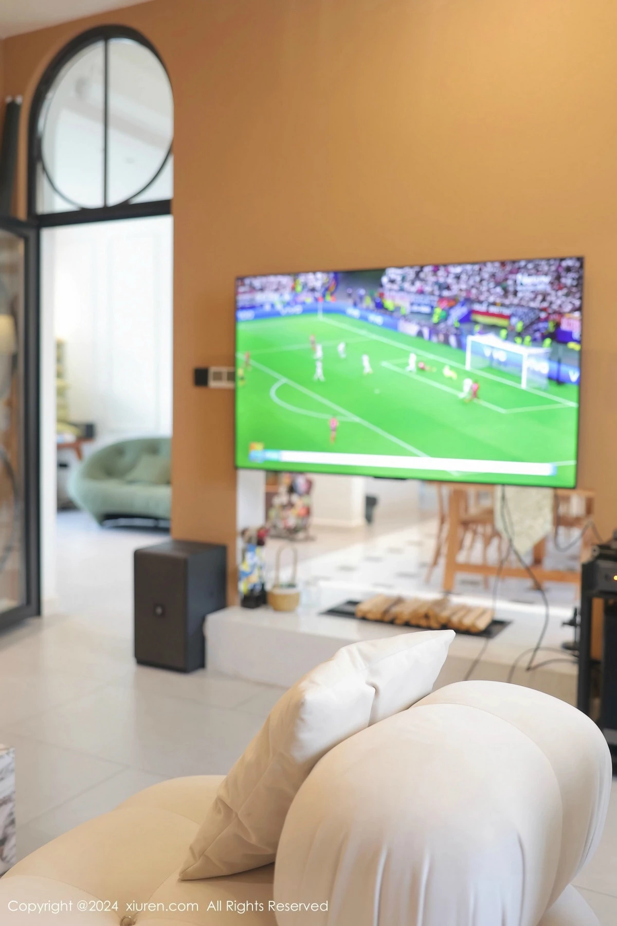 [[XiuRen秀人网]秀人网]No.8812_模特桃妖夭欧洲杯主题白色球服配白丝袜秀曼妙身姿撩人诱惑写真90P