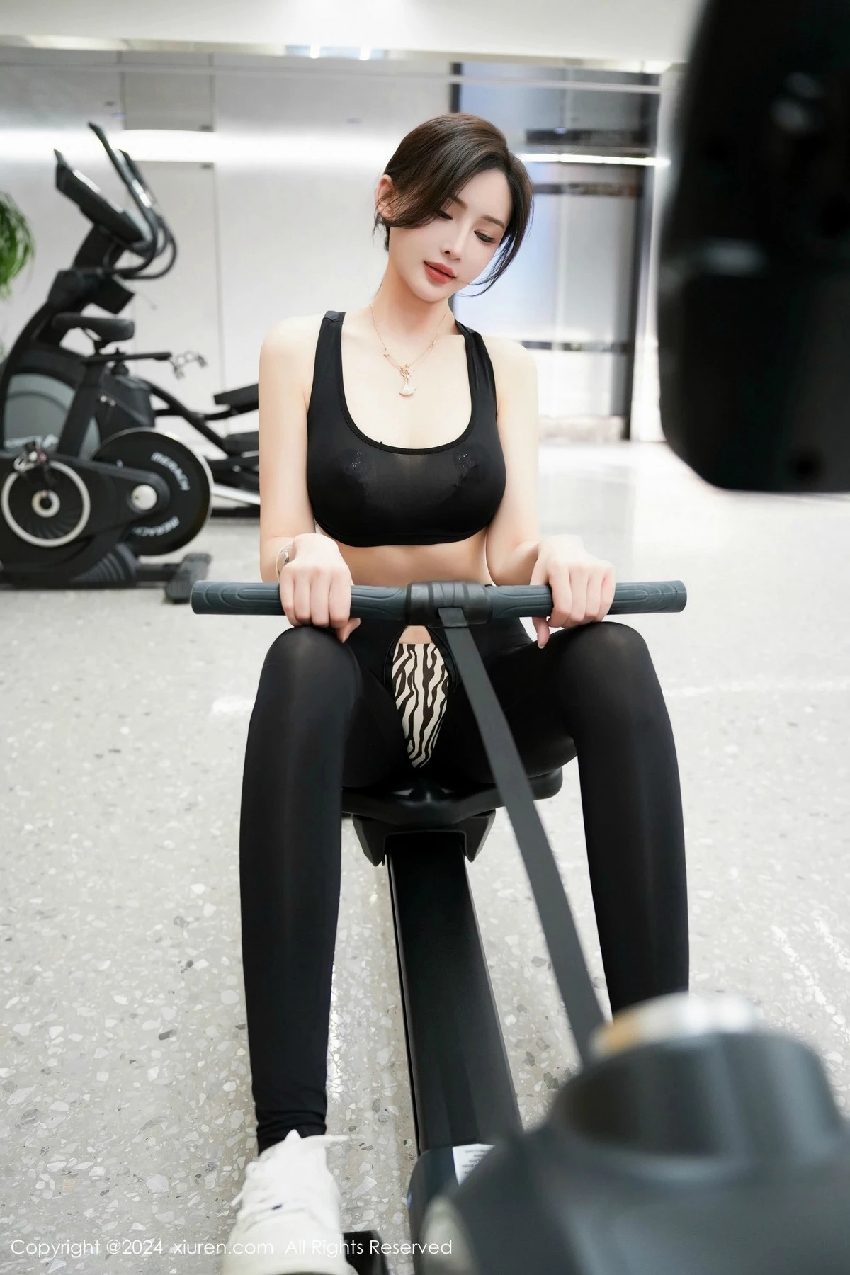 [[XiuRen秀人网]秀人网]No.8810_女神Carol周妍希性感黑色运动套装配超薄黑丝秀完美身材诱惑写真100P