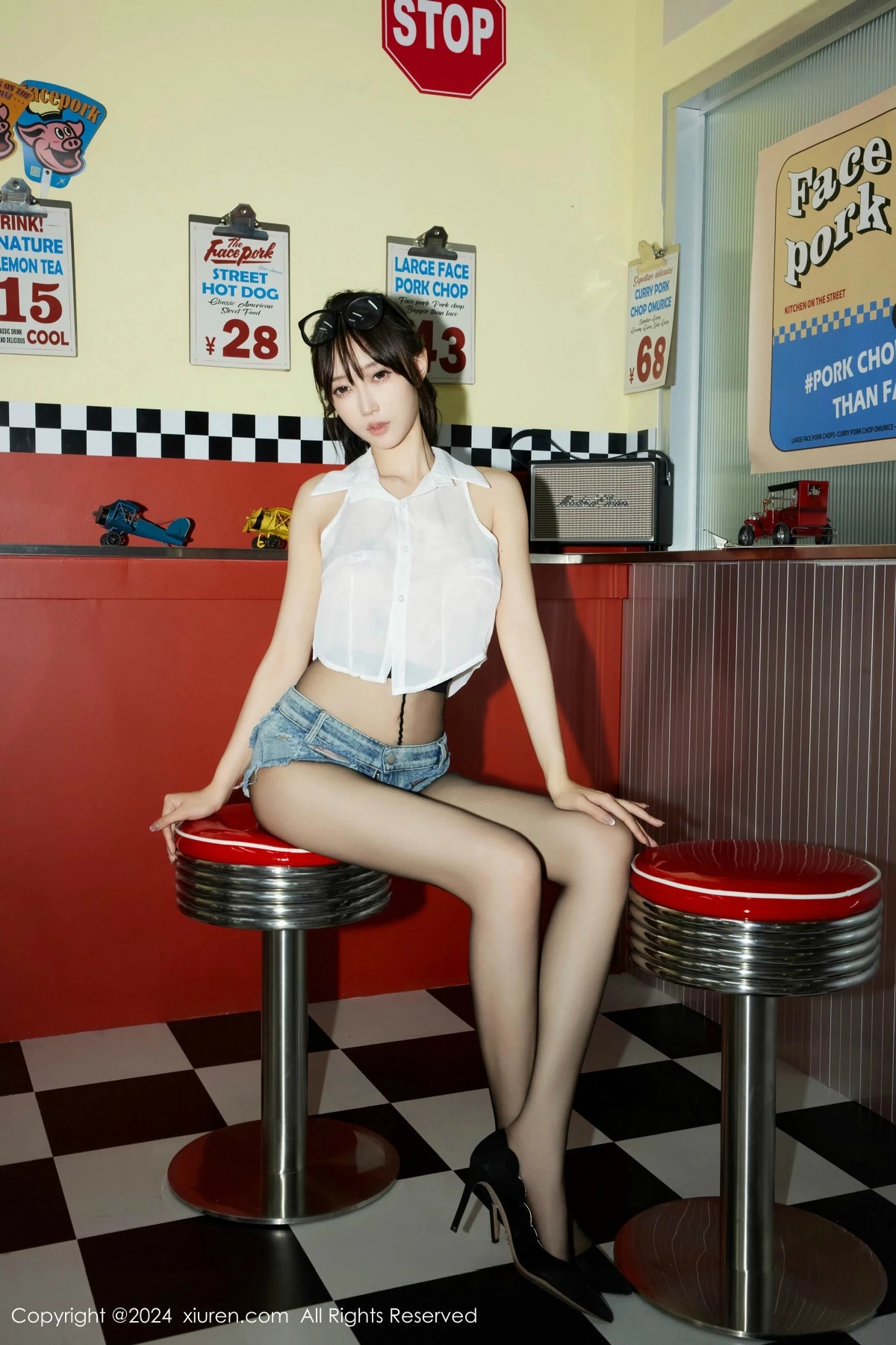 [[XiuRen秀人网]秀人网]No.8811_模特玥儿玥er性感蓝色超短牛仔裤配超薄黑丝秀曼妙身姿诱惑写真74P