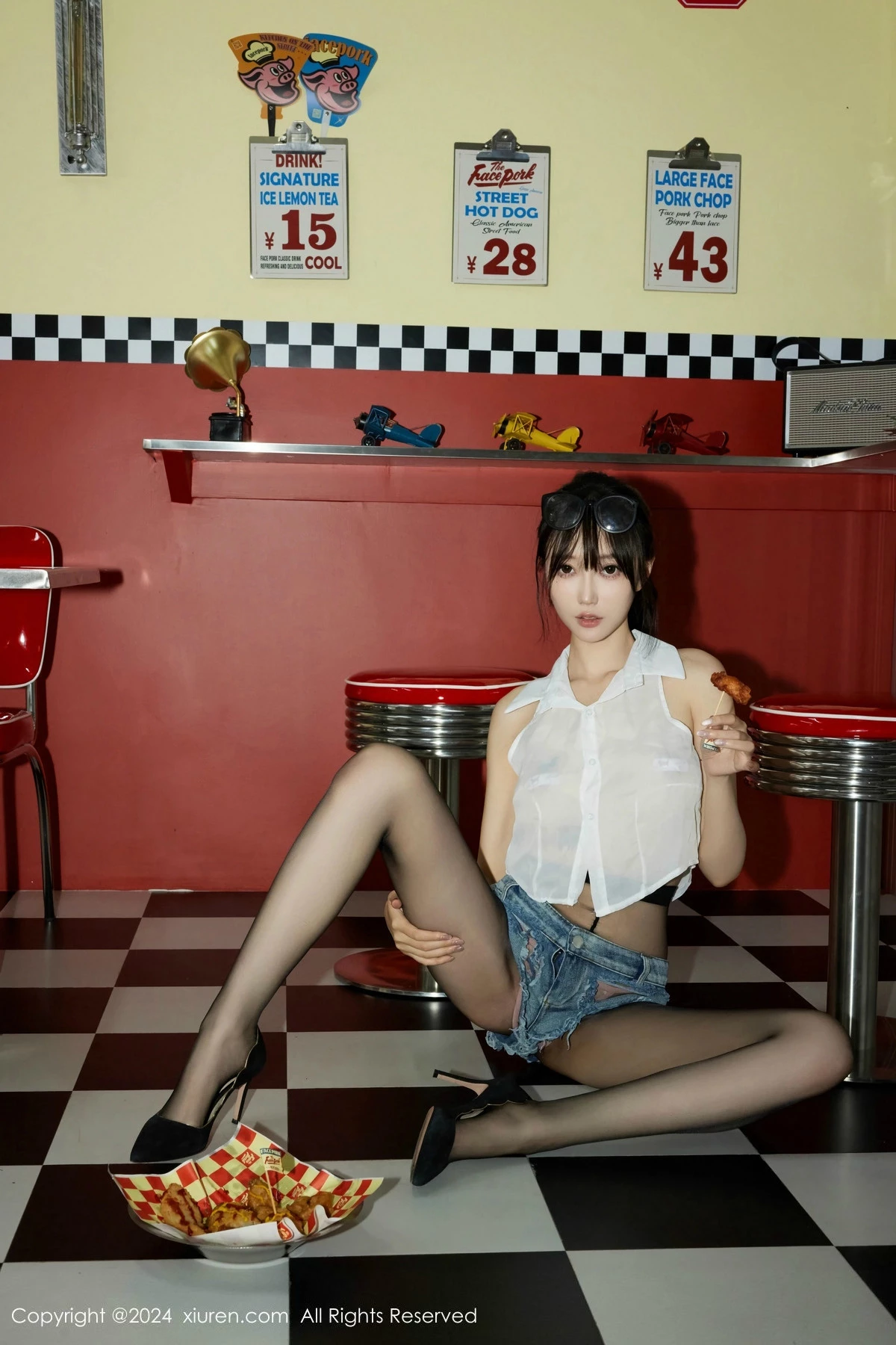 [[XiuRen秀人网]秀人网]No.8811_模特玥儿玥er性感蓝色超短牛仔裤配超薄黑丝秀曼妙身姿诱惑写真74P