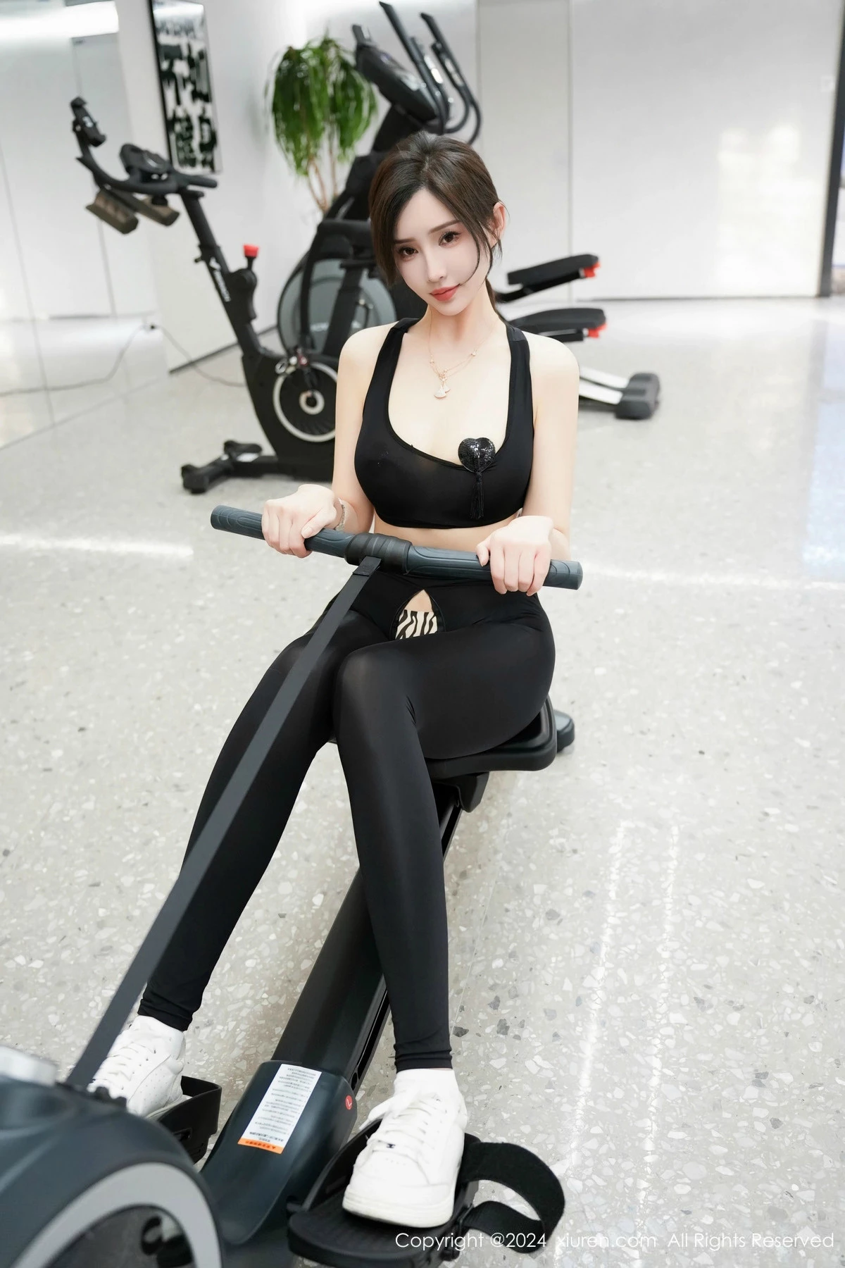 [[XiuRen秀人网]秀人网]No.8810_女神Carol周妍希性感黑色运动套装配超薄黑丝秀完美身材诱惑写真100P