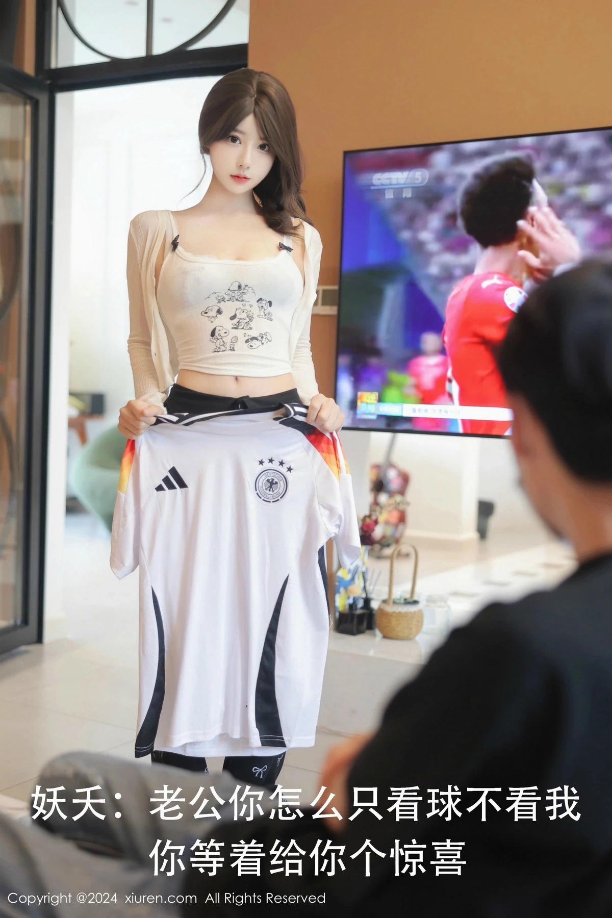 [[XiuRen秀人网]秀人网]No.8812_模特桃妖夭欧洲杯主题白色球服配白丝袜秀曼妙身姿撩人诱惑写真90P