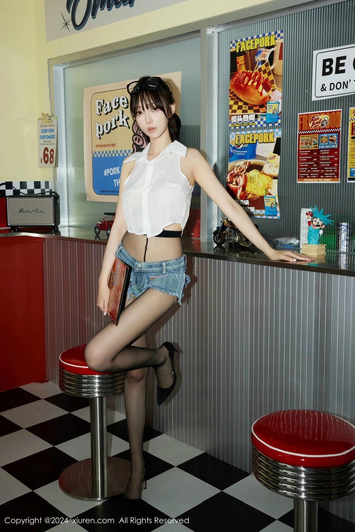 [[XiuRen秀人网]秀人网]No.8811_模特玥儿玥er性感蓝色超短牛仔裤配超薄黑丝秀曼妙身姿诱惑写真74P