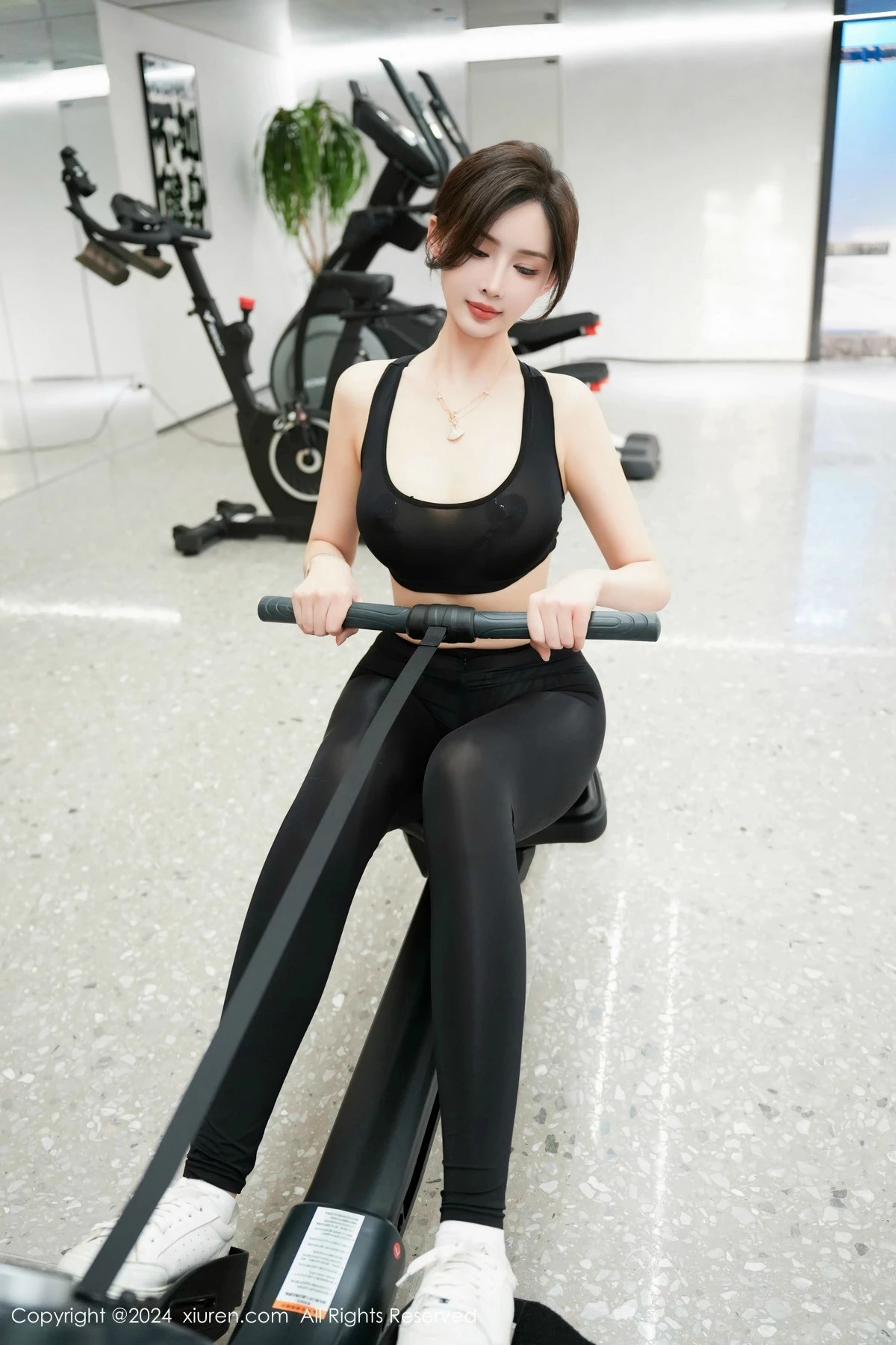 [[XiuRen秀人网]秀人网]No.8810_女神Carol周妍希性感黑色运动套装配超薄黑丝秀完美身材诱惑写真100P