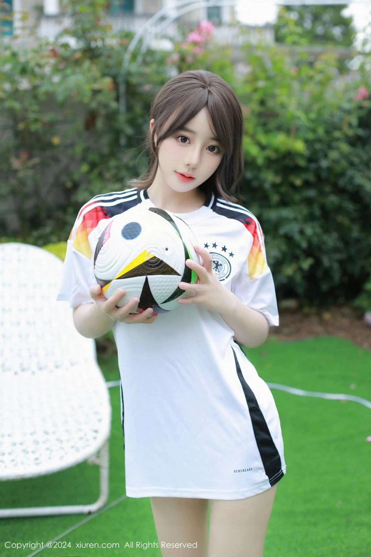 [[XiuRen秀人网]秀人网]No.8812_模特桃妖夭欧洲杯主题白色球服配白丝袜秀曼妙身姿撩人诱惑写真90P