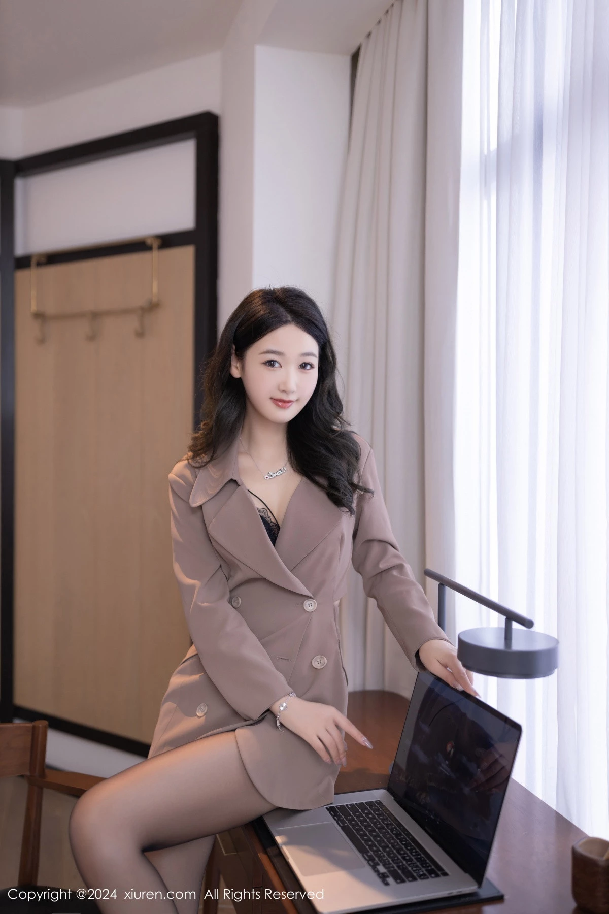 [[XiuRen秀人网]秀人网]No.8824_模特唐安琪性感秘书OL服饰露黑色蕾丝内衣秀曼妙身姿迷人写真83P