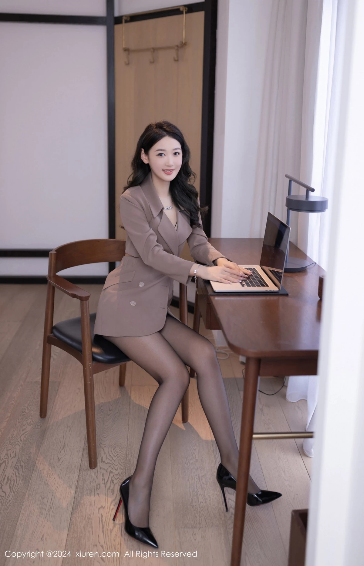 [[XiuRen秀人网]秀人网]No.8824_模特唐安琪性感秘书OL服饰露黑色蕾丝内衣秀曼妙身姿迷人写真83P