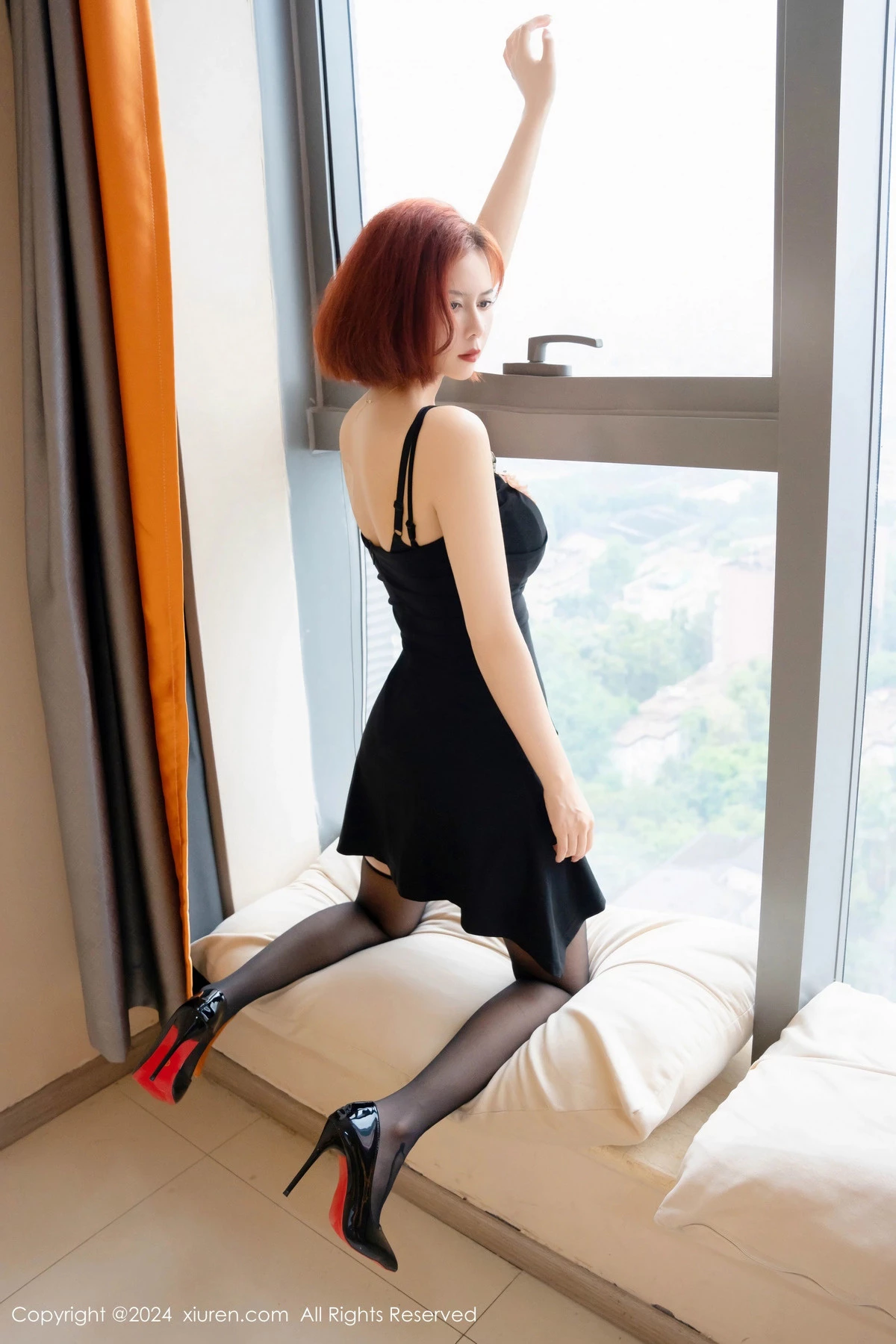 [[XiuRen秀人网]秀人网]No.8827_模特白芷yy私房性感黑色吊带短裙配黑丝袜秀曼妙身姿诱惑写真81P