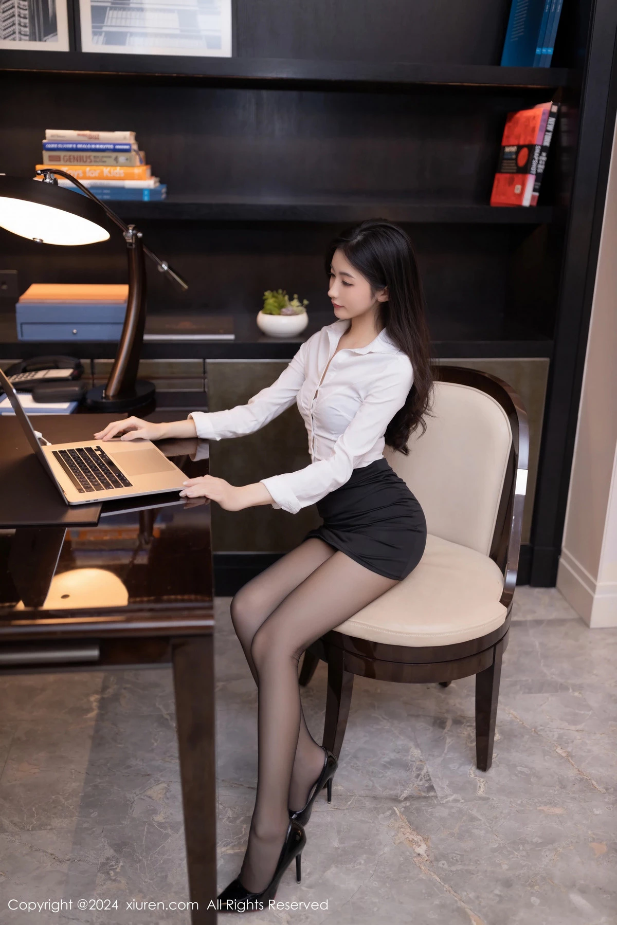 [[XiuRen秀人网]秀人网]No.8830_模特鱼尾fish性感白T配黑短裙露蕾丝内衣配超薄黑丝撩人诱惑写真80P