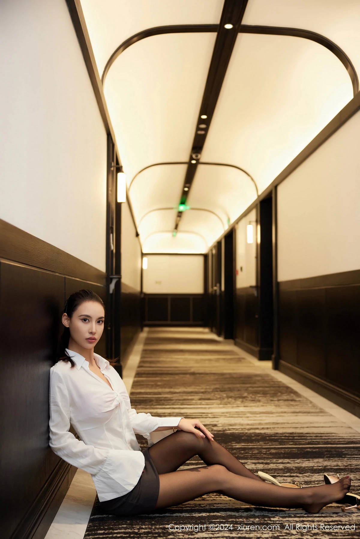 [[XiuRen秀人网]秀人网]No.8828_模特Lingyu69饭店场景白色OL服饰露粉色内衣配超薄黑丝诱惑写真63P